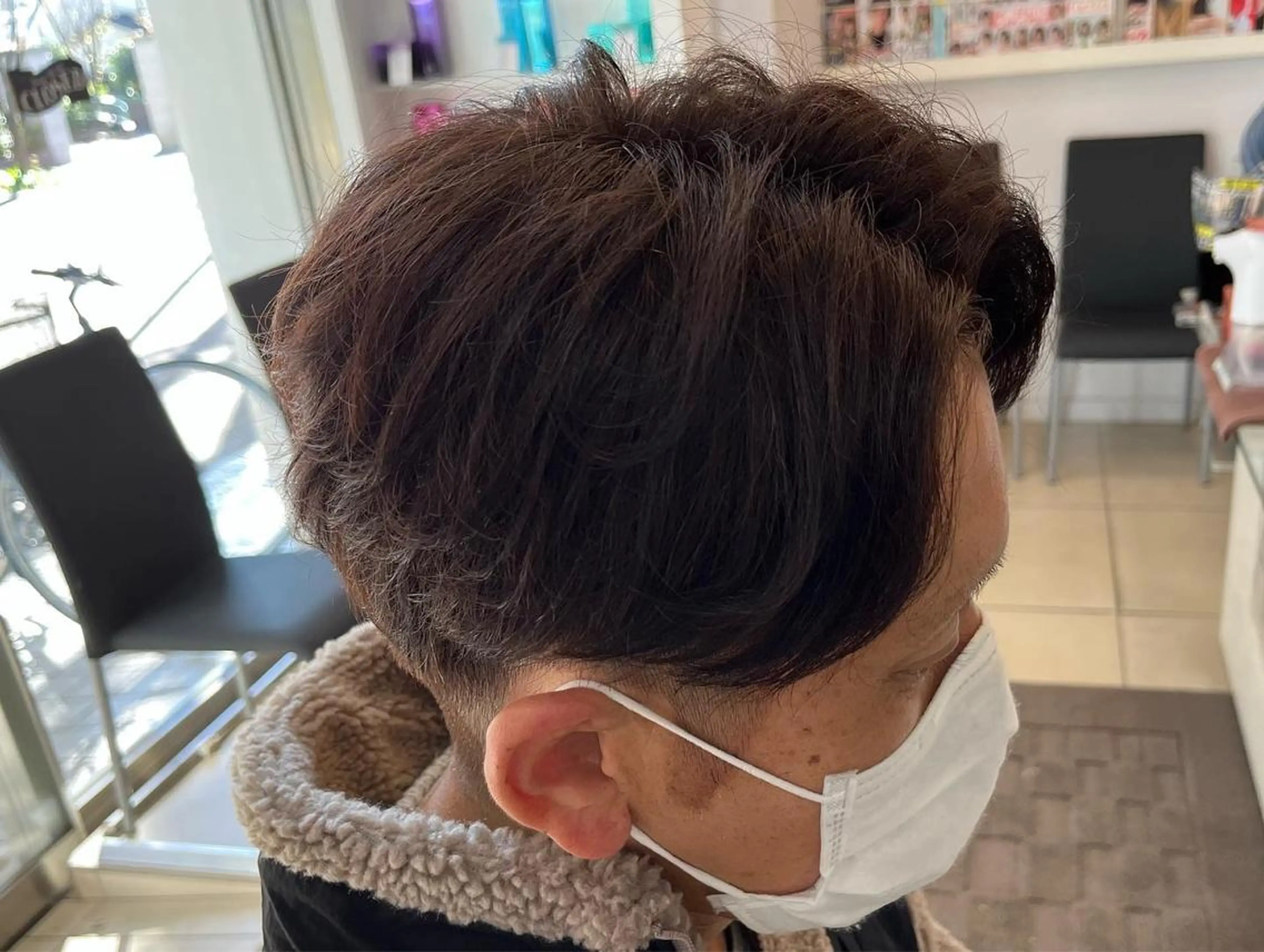 ショート カラー メンズ センターパート くせ毛 カット ヘアカラー 韓国メンズヘア/ 毛流れヘア　須田龍世のヘアスタイル