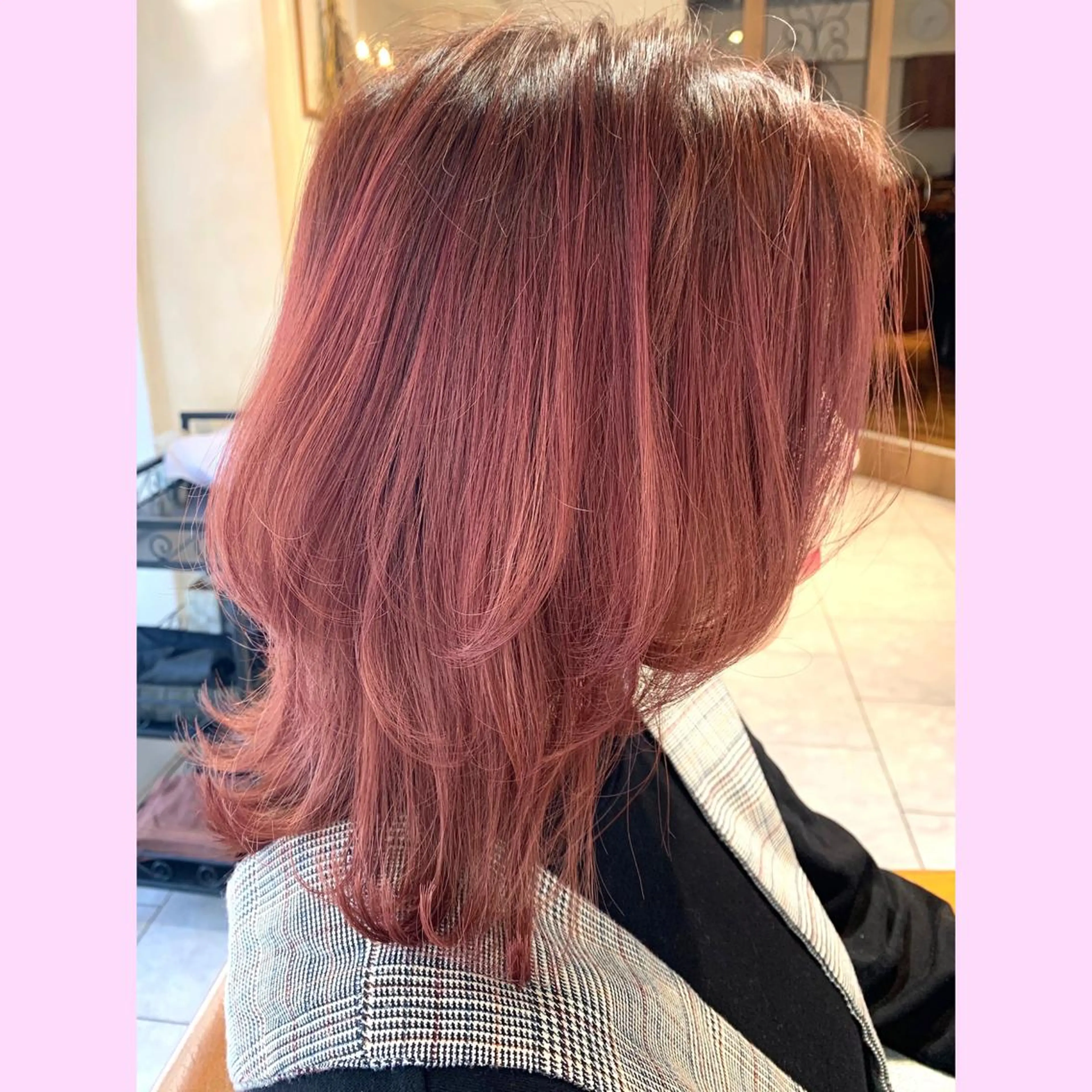 ミディアム カラー ピンクカラー ウルフカット 浅沼 久瑠美のヘアスタイル