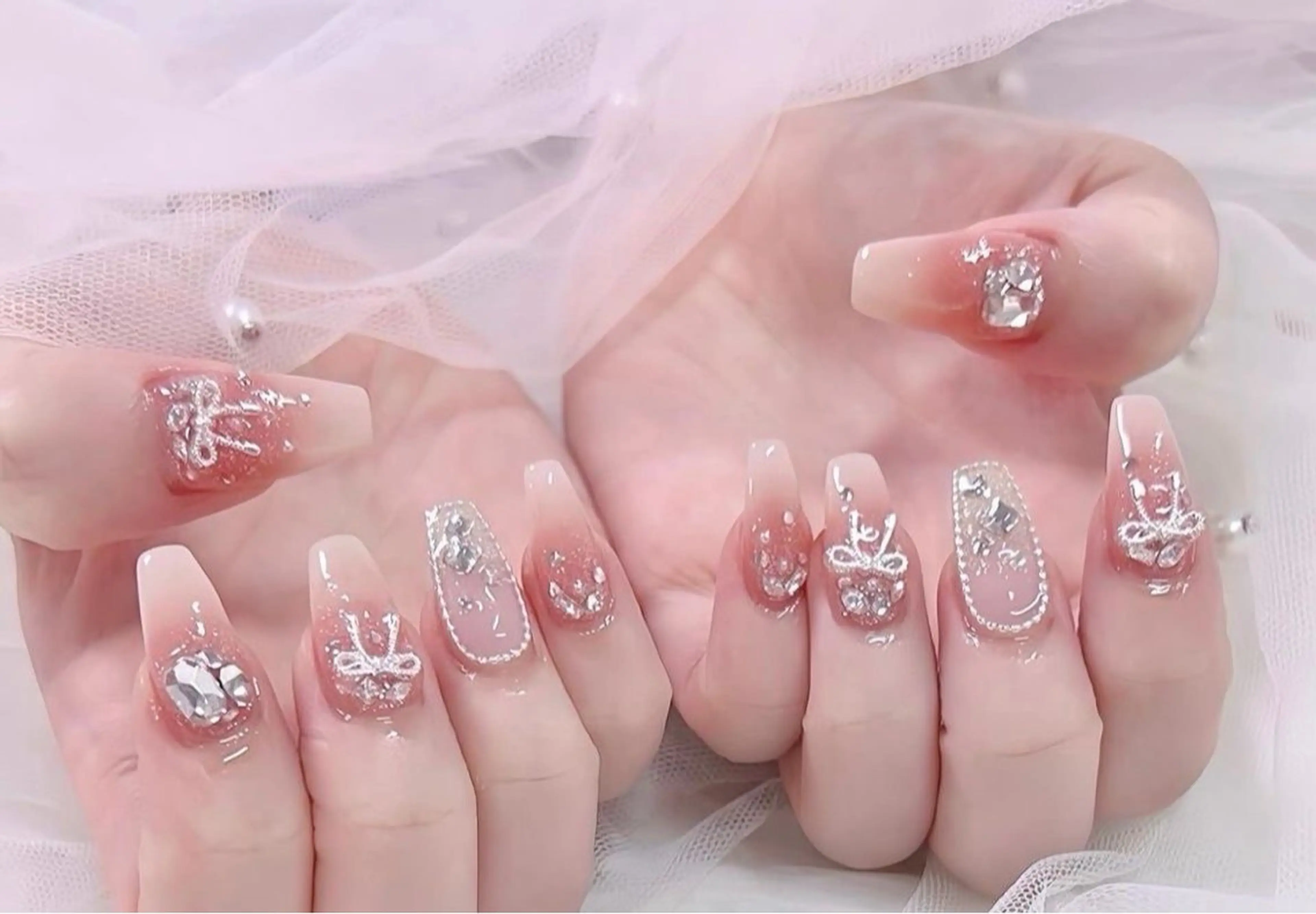 ネイル マグネットネイル ピンク ネイルチップ 冬ネイル クリスマス ハンドネイル Lee Nailsのネイルデザイン