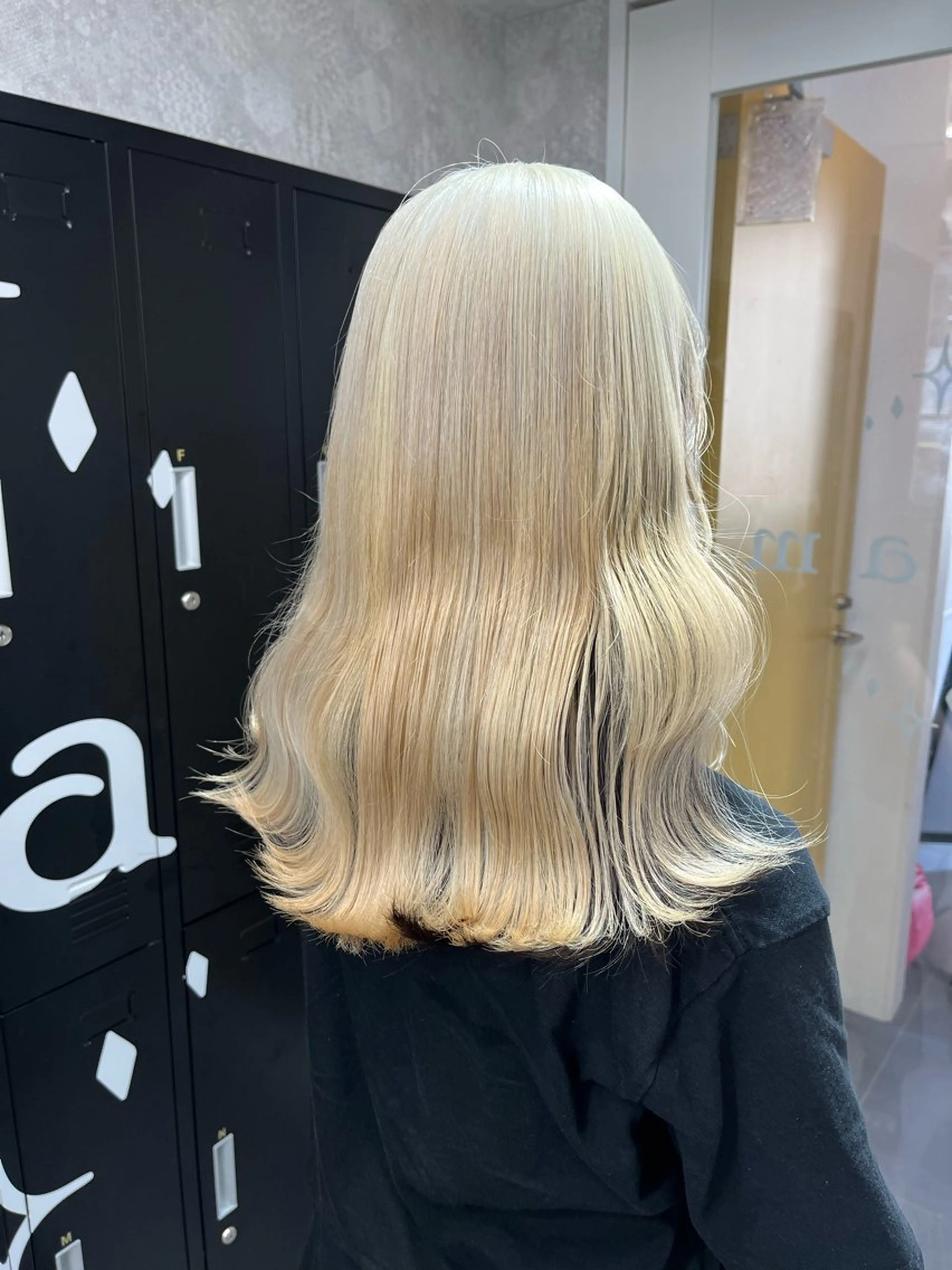 セミロング カラー アッシュ アッシュグレー ベージュカラー ブリーチ ブロンド 【美髪ハイトーン】 髪質改善/大和🎀のヘアスタイル