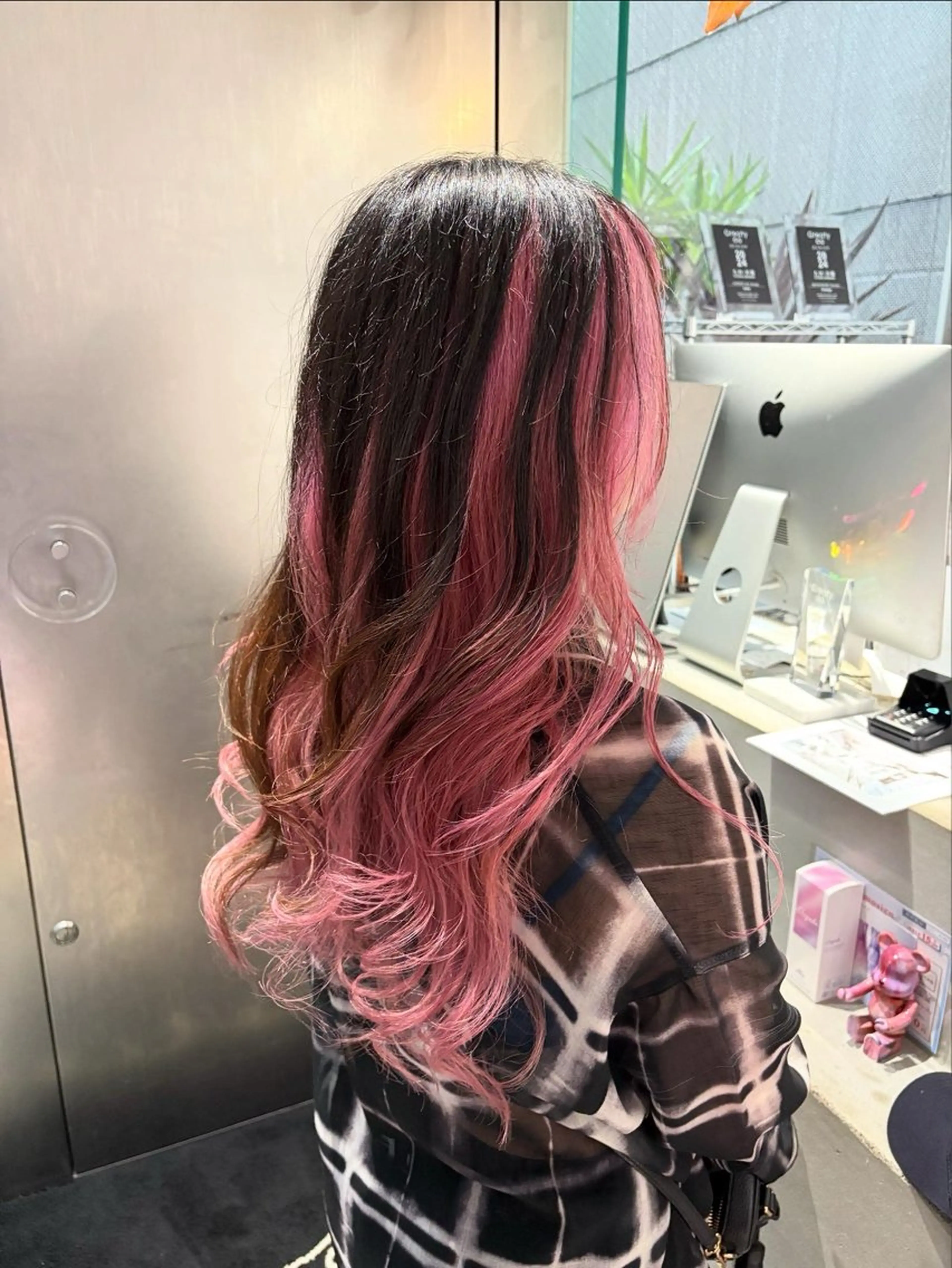 ロング カラー ブリーチ インナーカラー ピンクカラー カット ヘアカラー トリートメント インナーカラー/天神 ブリーチ/吉田のヘアスタイル