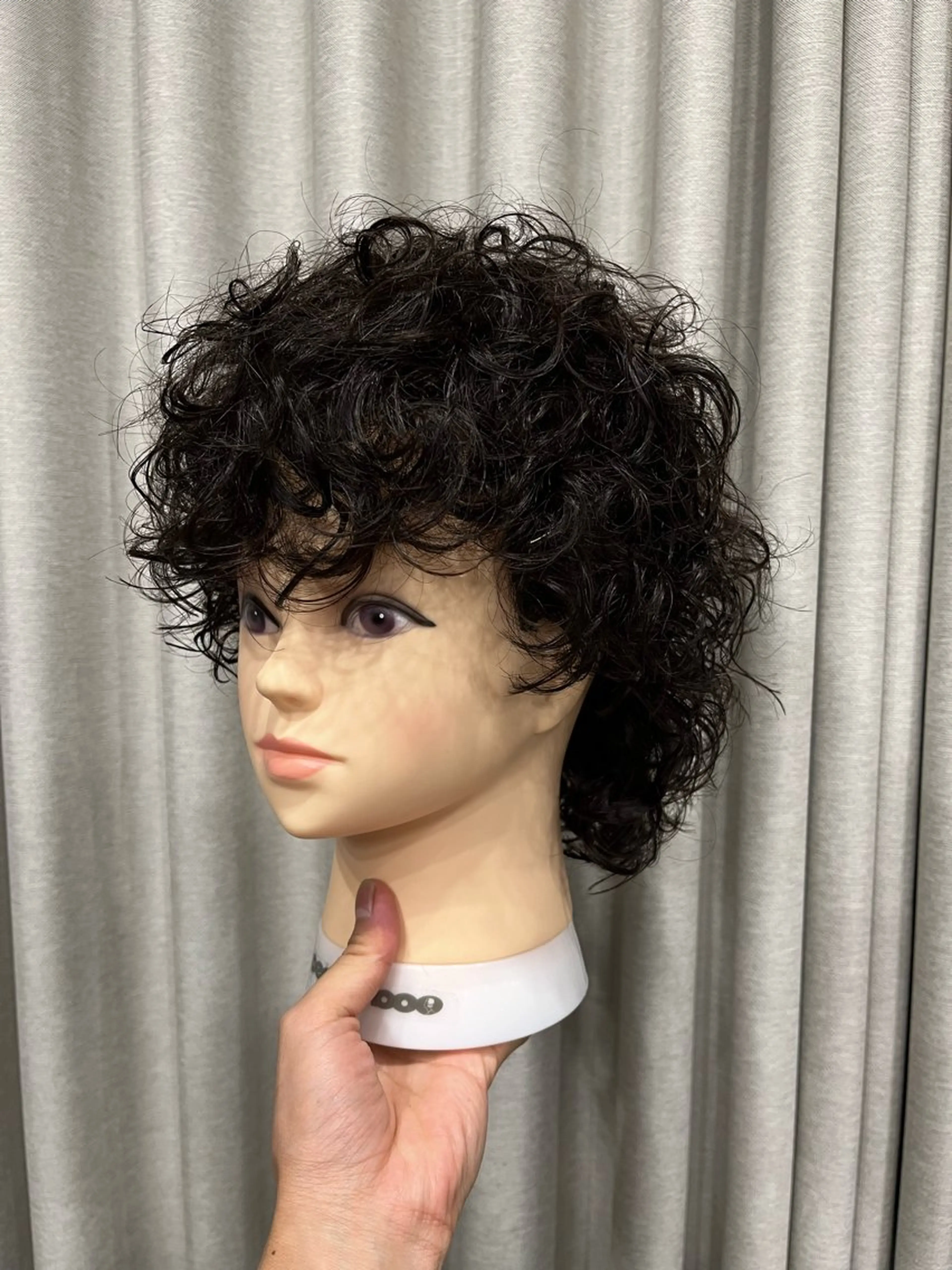 ミディアム パーマ メンズ 曲がる縮毛矯正 センターパートのヘアスタイル