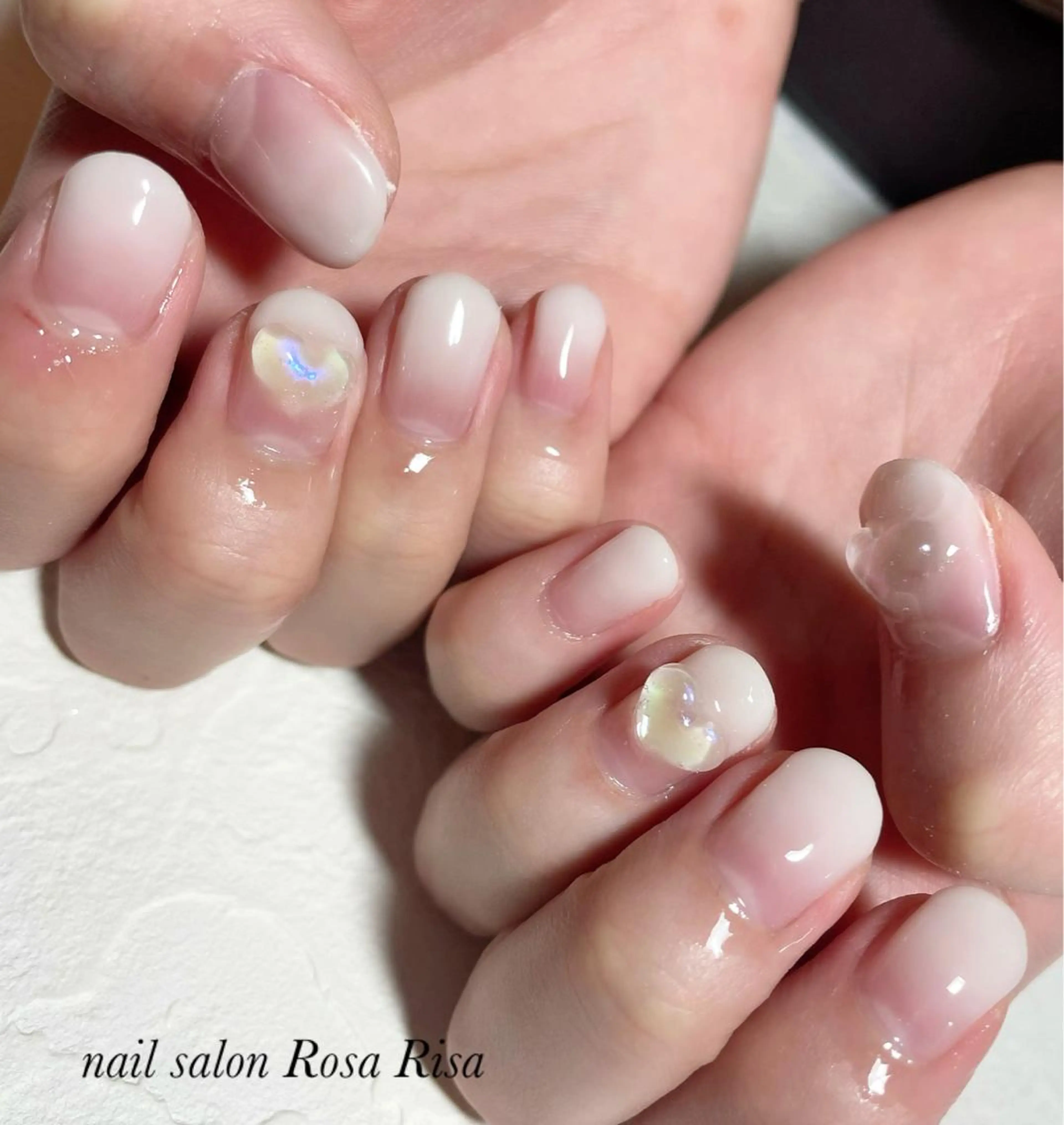 ショート ネイル ハート ぷっくりネイル ホワイト ネイルスタジオ シェイクユアハンズのネイルデザイン