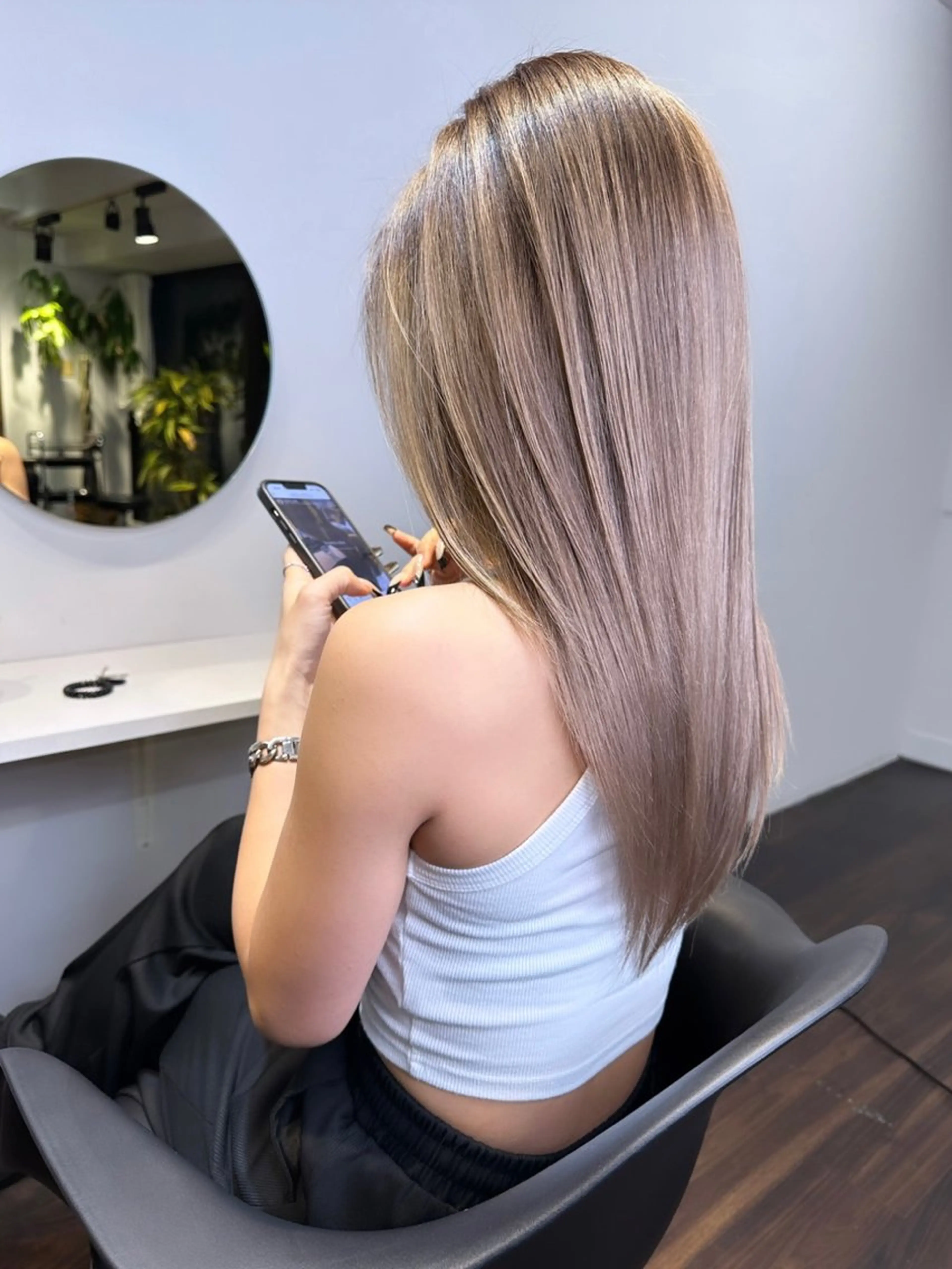 ロング カラー ヘアアレンジ ベージュカラー ブリーチ イヤリングカラー ハイトーンカラー ミルクティーベージュ ヘアカラー トリートメント 髪質改善/レイヤー 縮毛矯正/ケラチン耀のヘアスタイル