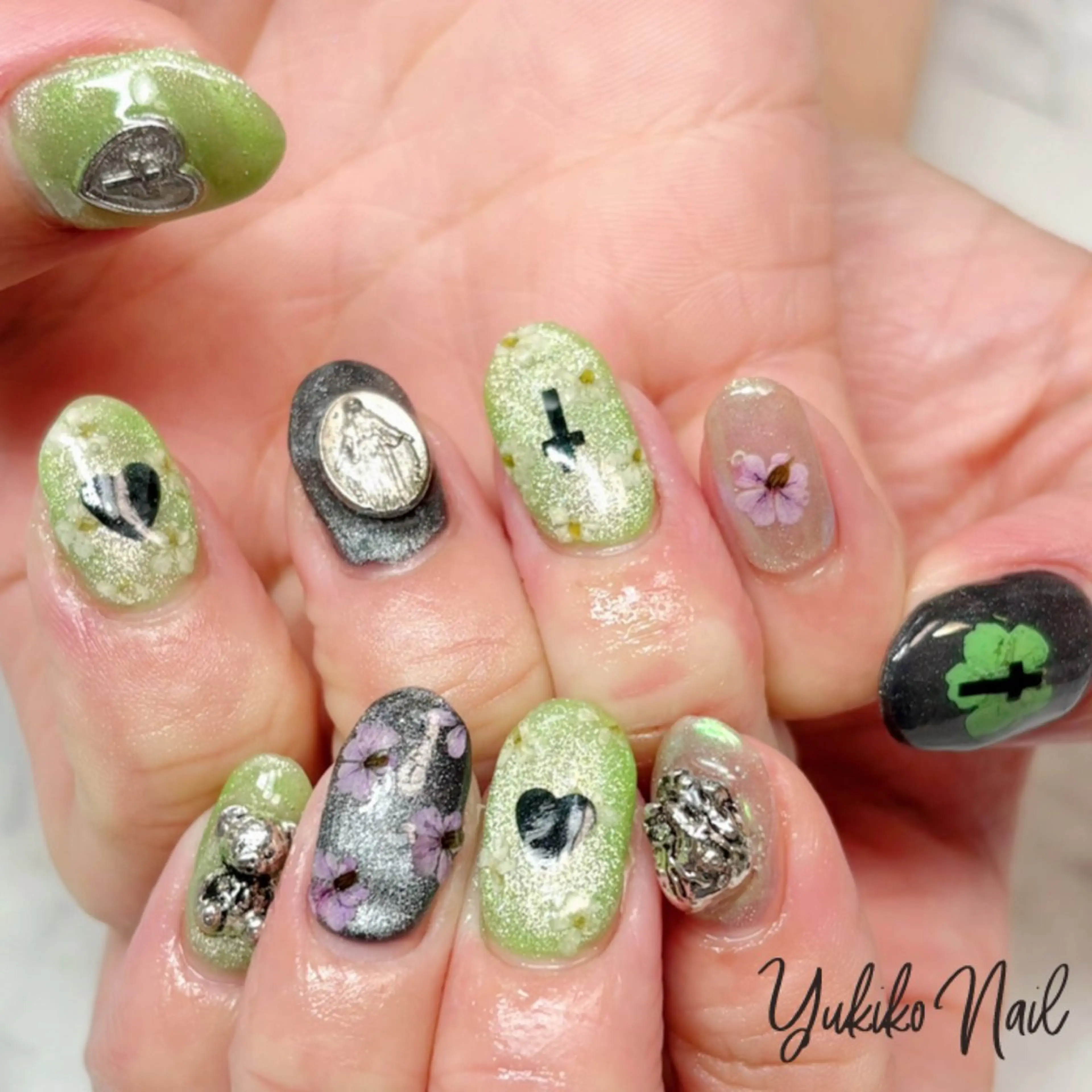 ネイル グリーン マグネットネイル 春ネイル ハンドネイル ユキコ ネイルのネイルデザイン
