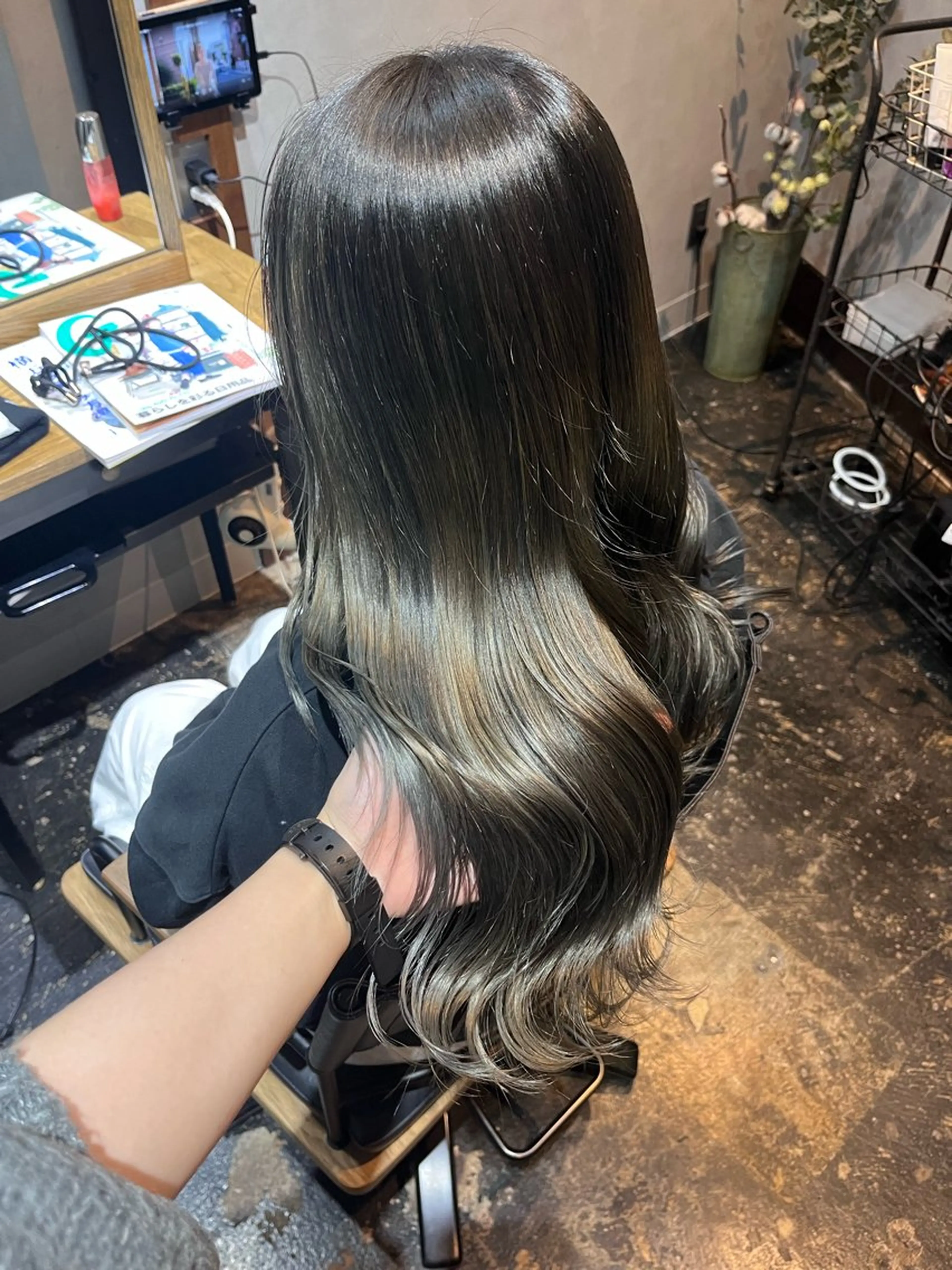 ロング カラー アッシュ グラデーションカラー シルバー シルバーアッシュ ヘアカラー トリートメント 透明感カラー/パーマ 🌀アオノのヘアスタイル