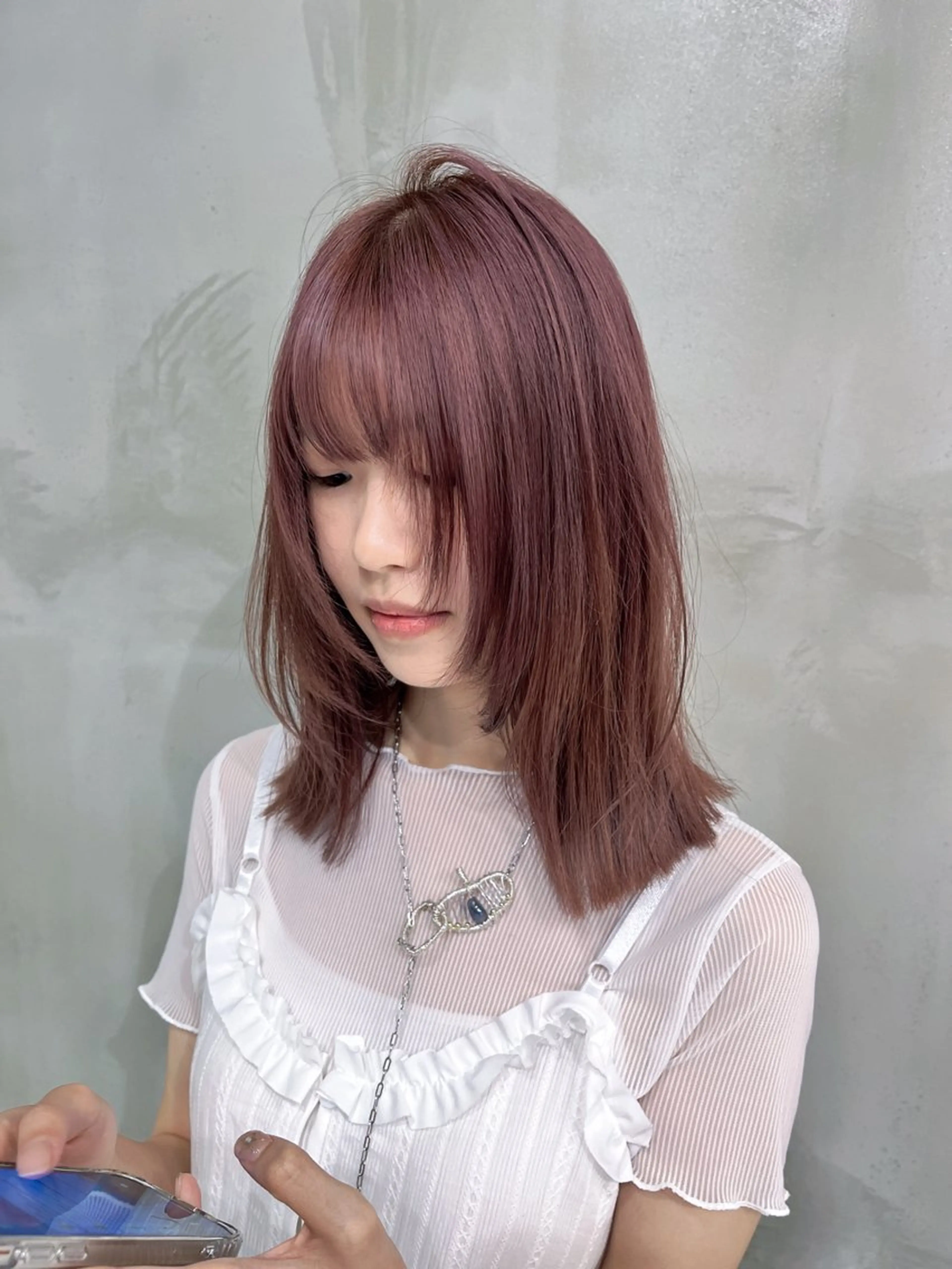 ミディアム カラー グレージュ ピンクカラー 顔まわりレイヤー レイヤーカット カット ヘアカラー Airi 韓国y2k ボブパーマのヘアスタイル