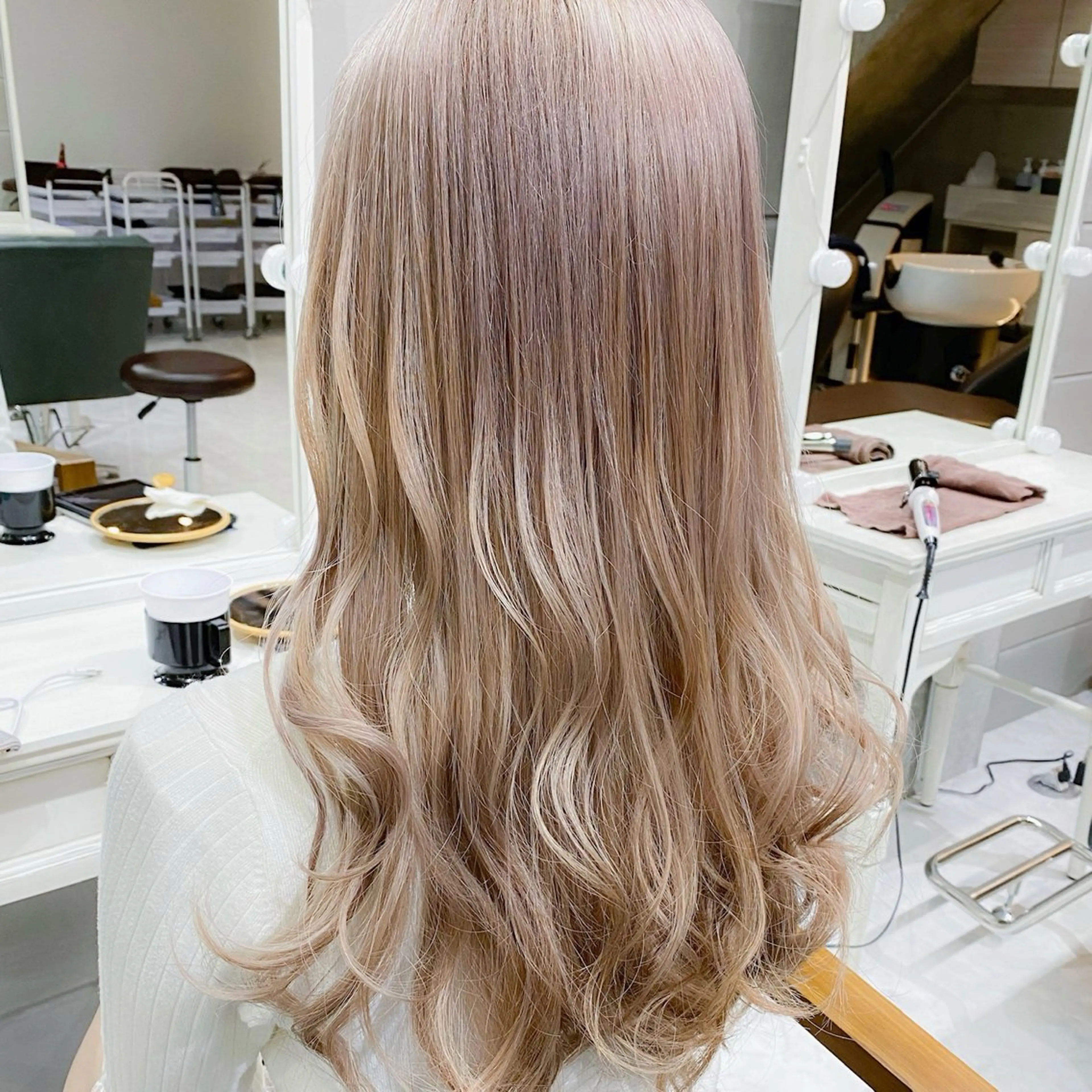 ロング カラー ベージュカラー ブリーチ デザインカラー ハイトーンカラー ホワイトベージュ ヘアカラー トリートメント ヘアセット DAYS Men’sのヘアスタイル