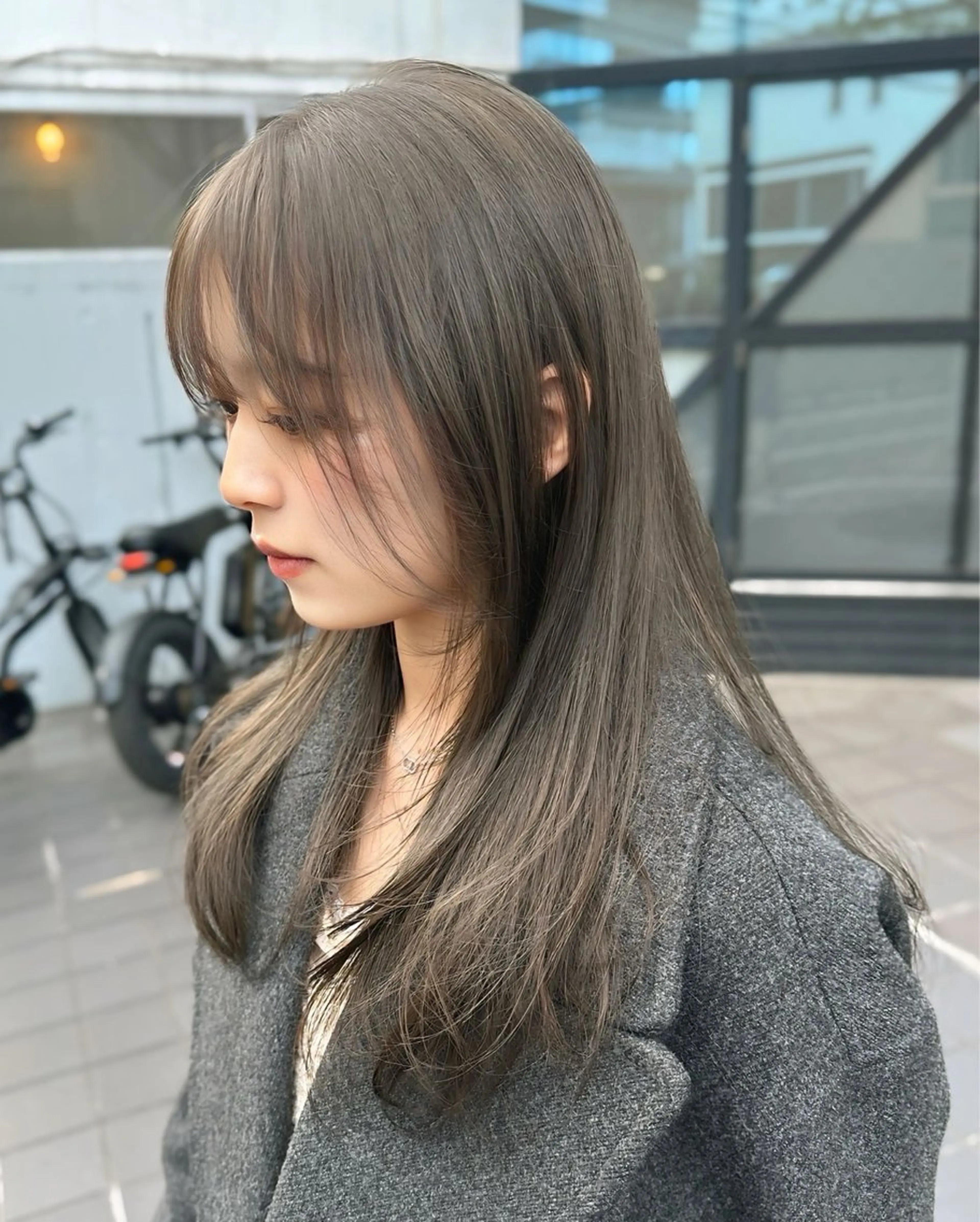 ミディアム カラー ヘアカラー レイヤーカット 透明感カラーのヘアスタイル