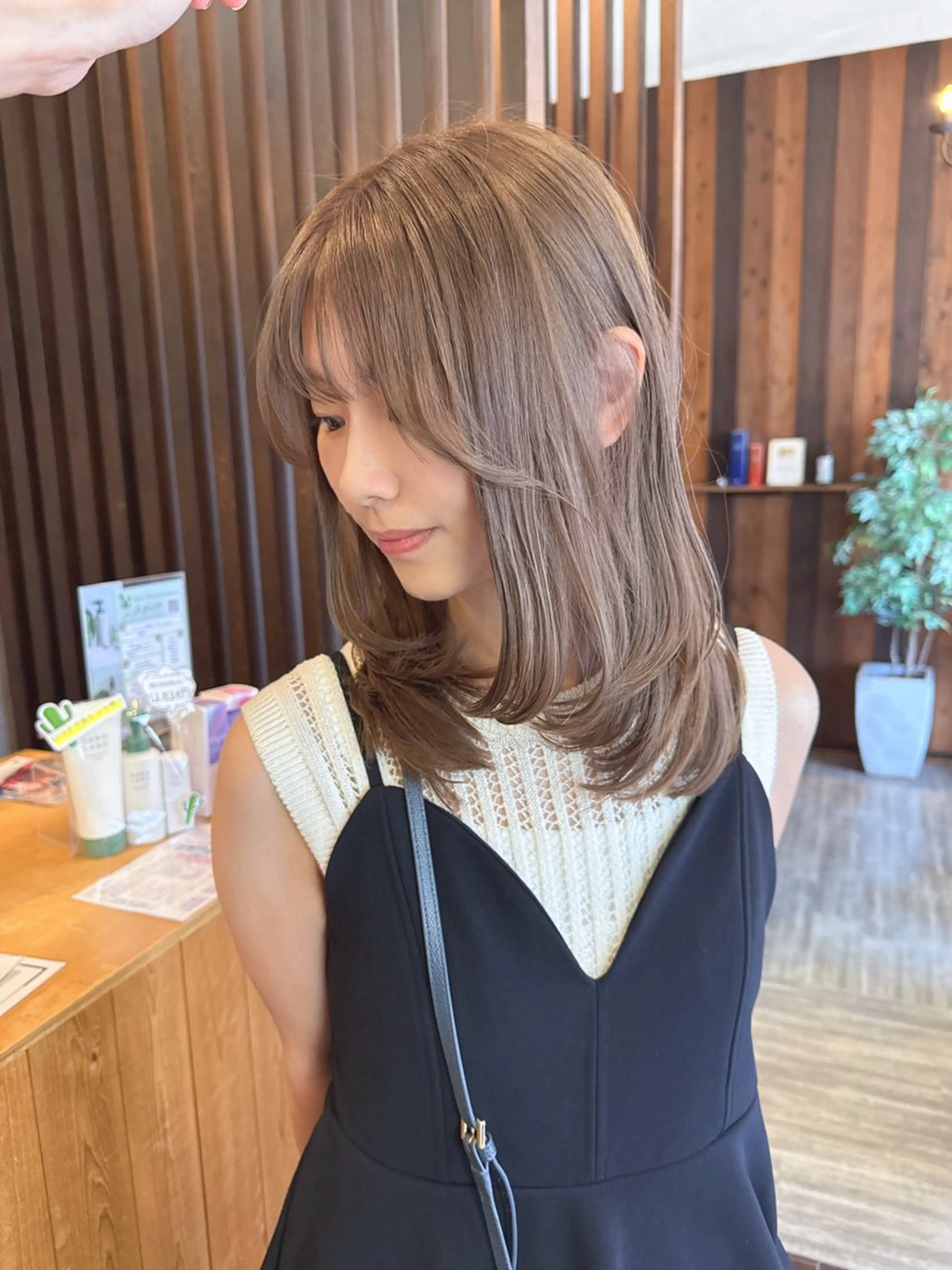 セミロング カラー グレージュ ミルクティーグレージュ レイヤーカット カット ヘアカラー 具志 正太のヘアスタイル