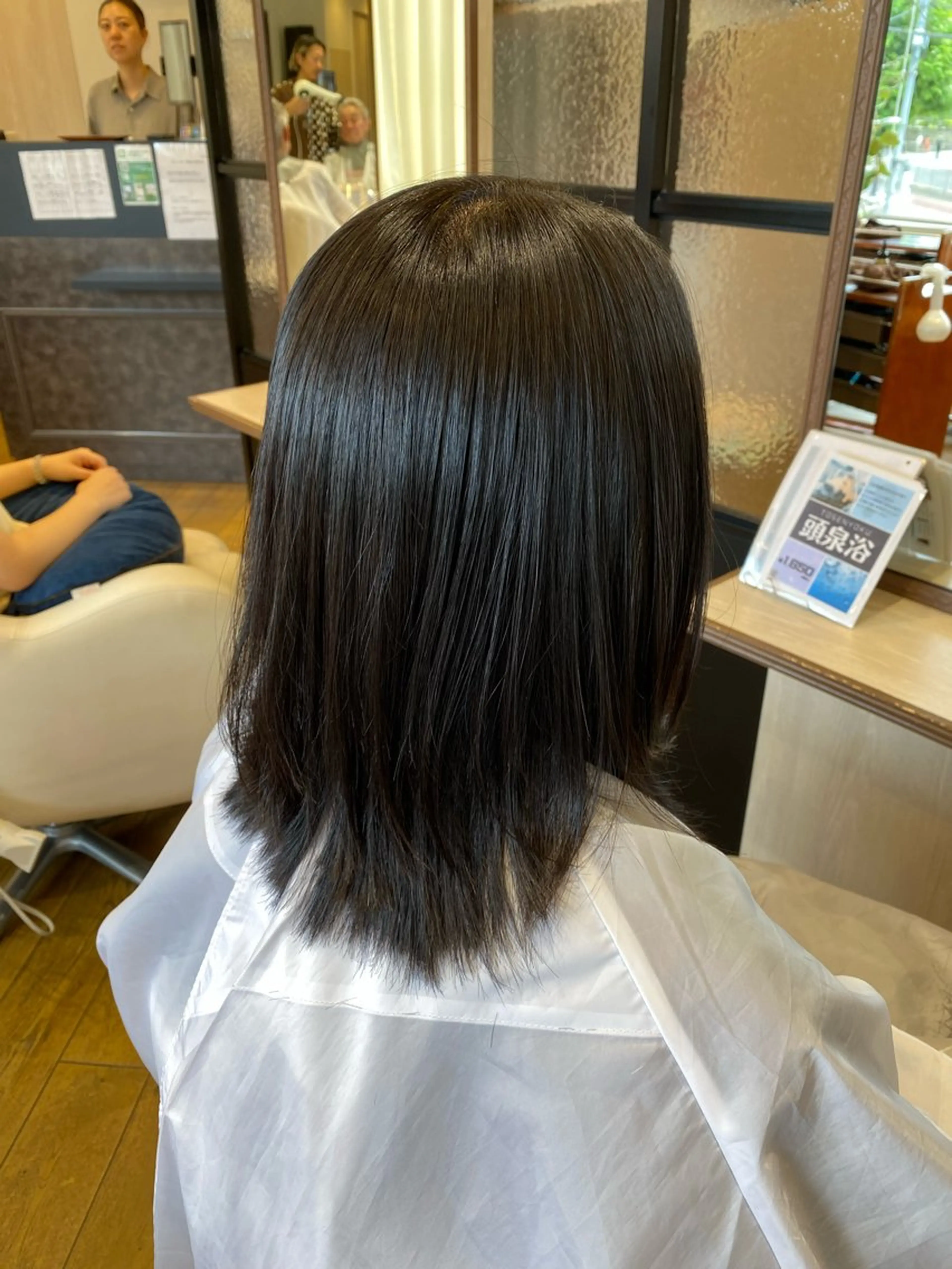 ミディアム カット 縮毛矯正 艶感🫧透明感カラー YUKARIのヘアスタイル