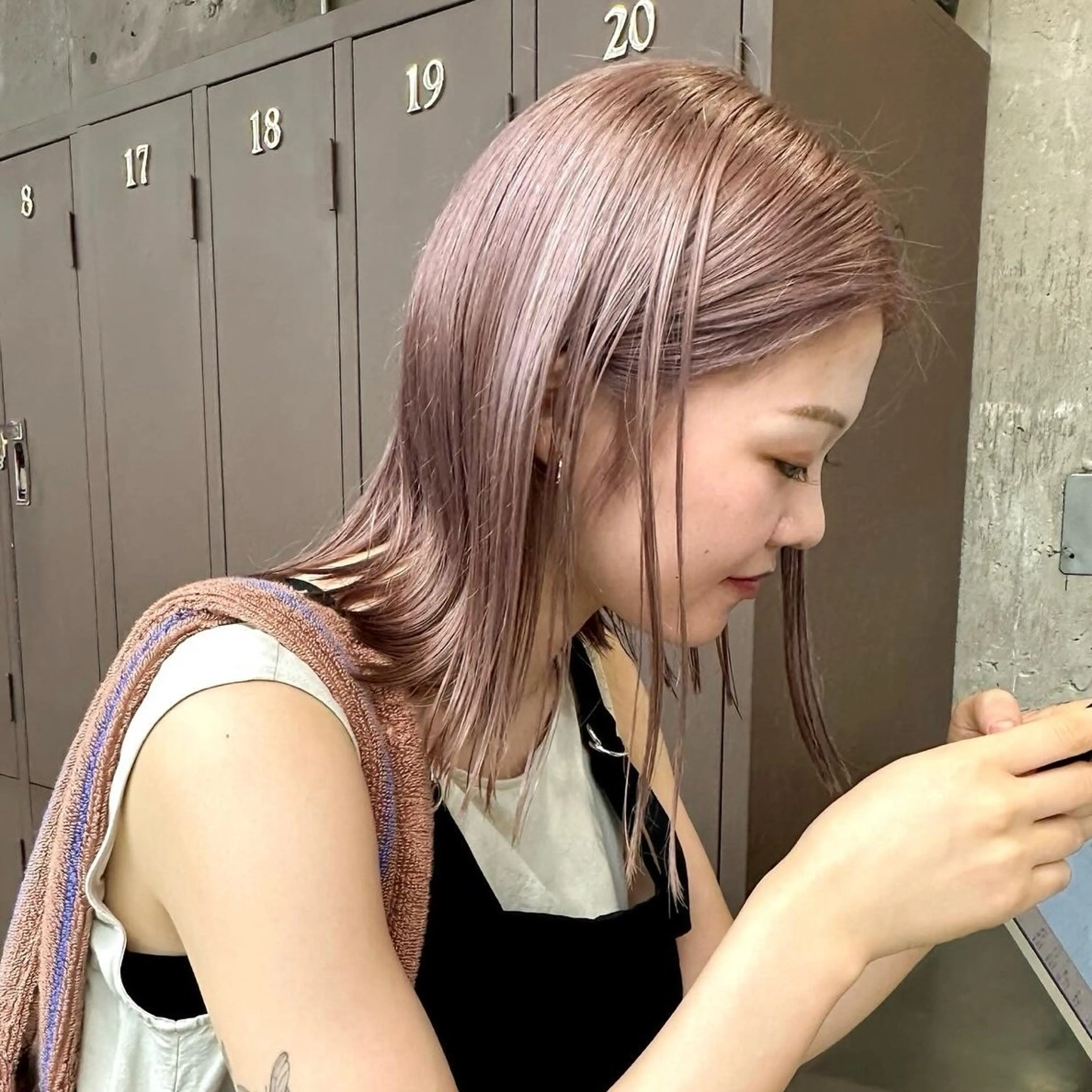 ミディアム カラー ベージュカラー ピンクカラー ピンクベージュ カット ヘアカラー 岡本康平/ボブ /ブリーチ/レイヤーのヘアスタイル