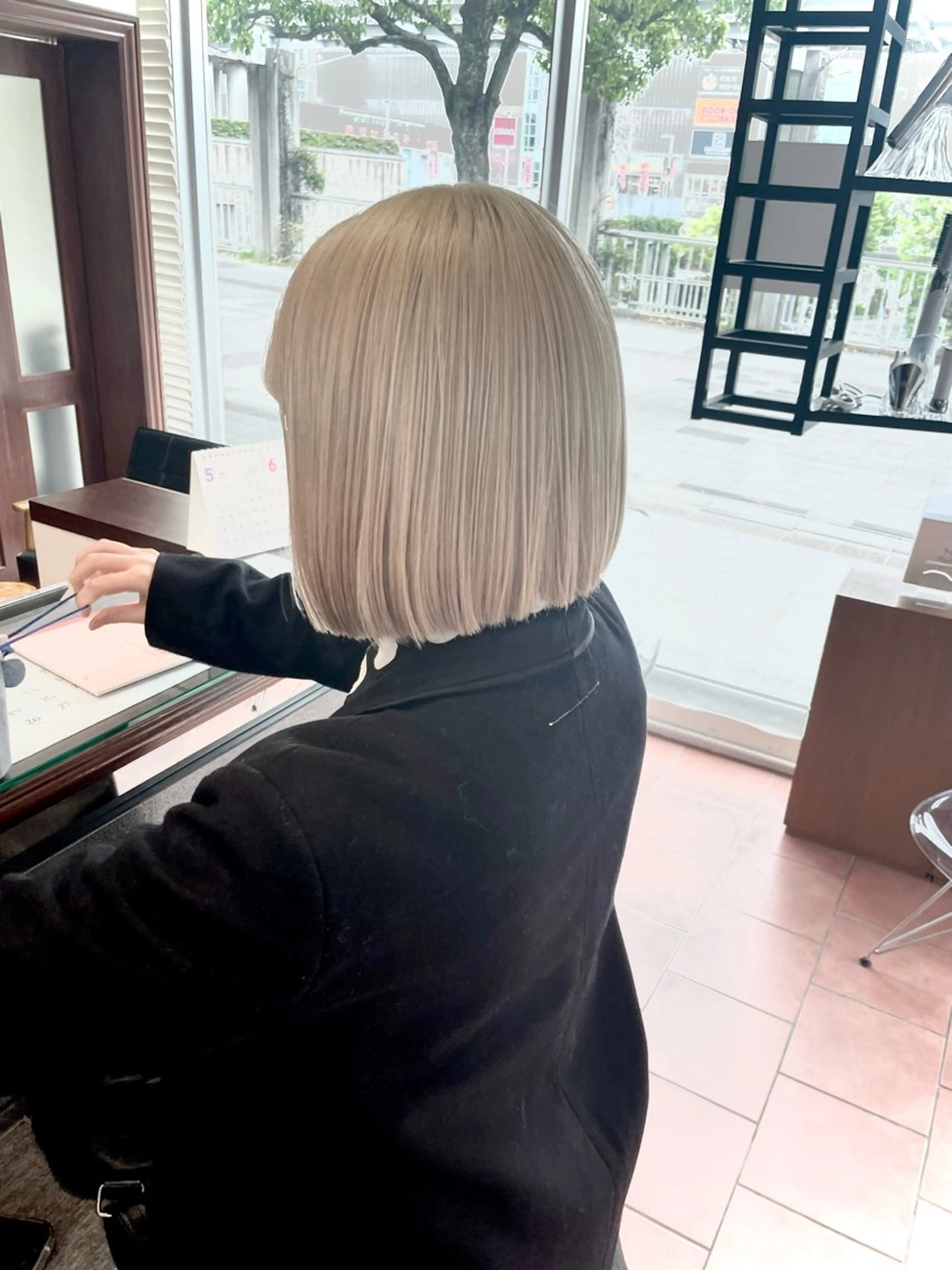 ミディアム ヘアカラー トリートメント ⭐️韓国ブリーチ 顔周りカット⭐️のヘアスタイル