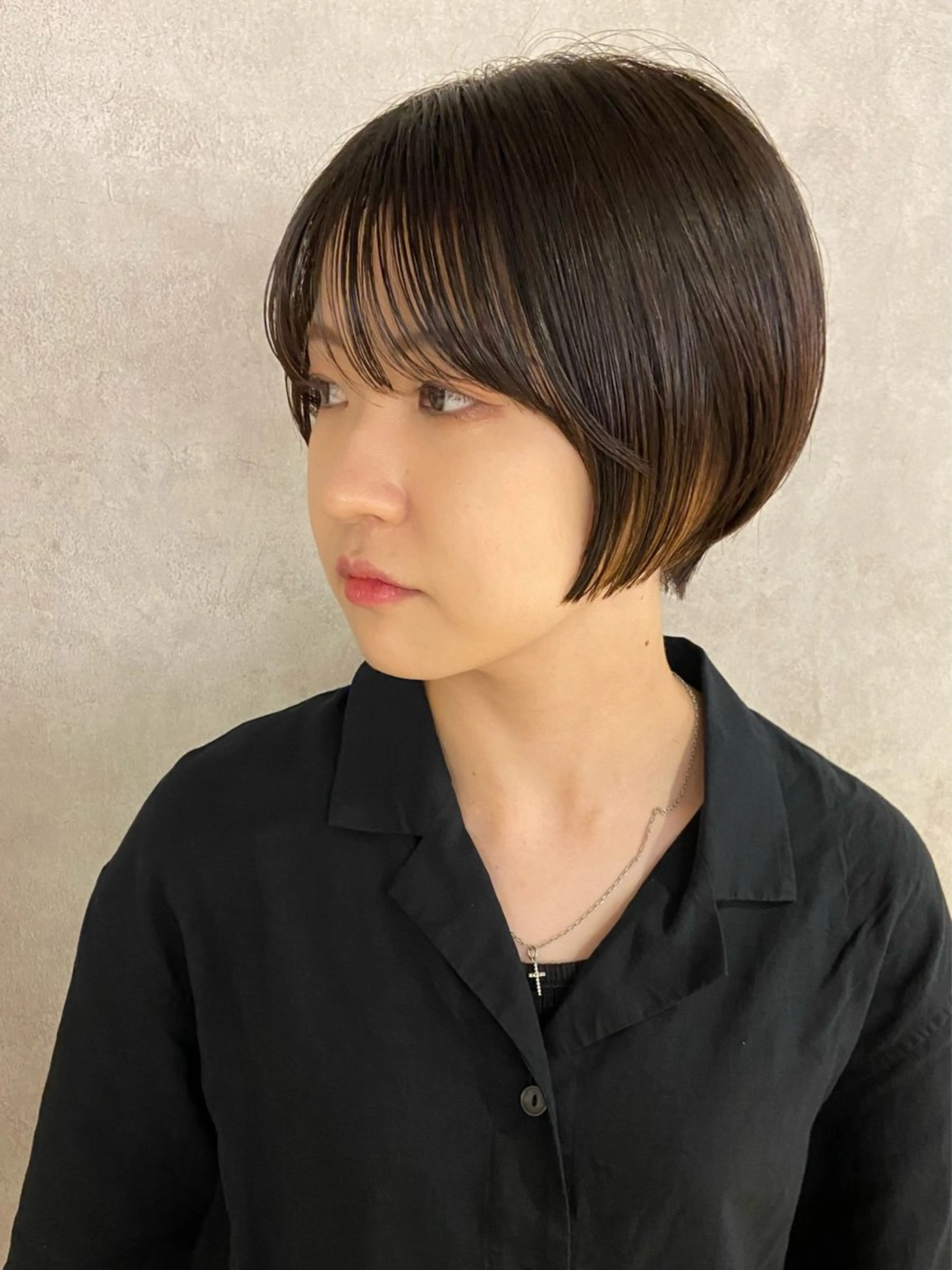 ショート カラー ショートボブ ハンサムショート イヤリングカラー ボブ ショートヘア カット ヘアカラー 大人ヘア/ショート/ ボブ/レイヤーのヘアスタイル