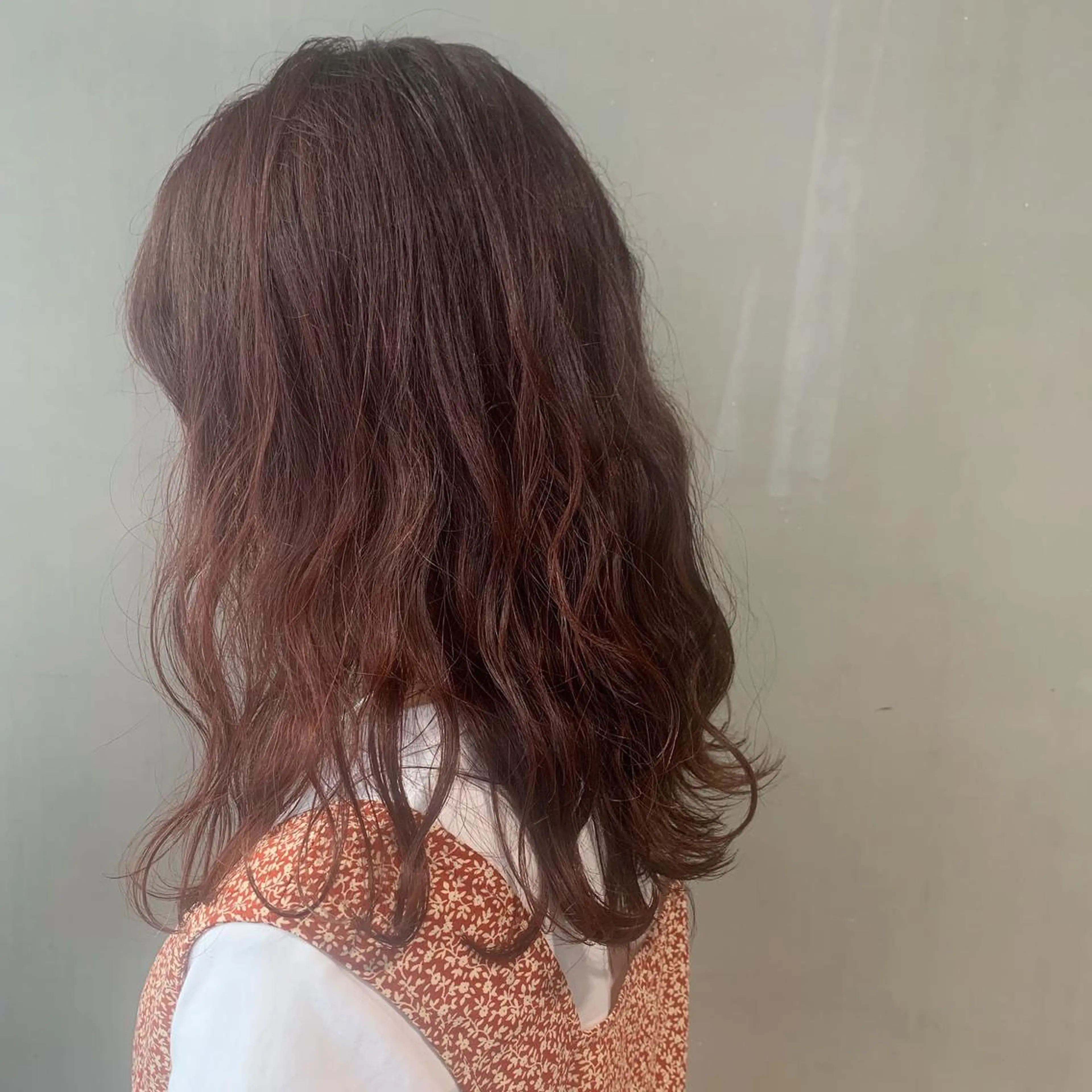 セミロング カラー ブリーチ ボルドーカラー ブリーチなしカラー ウルフレイヤーカット /チヒロのヘアスタイル