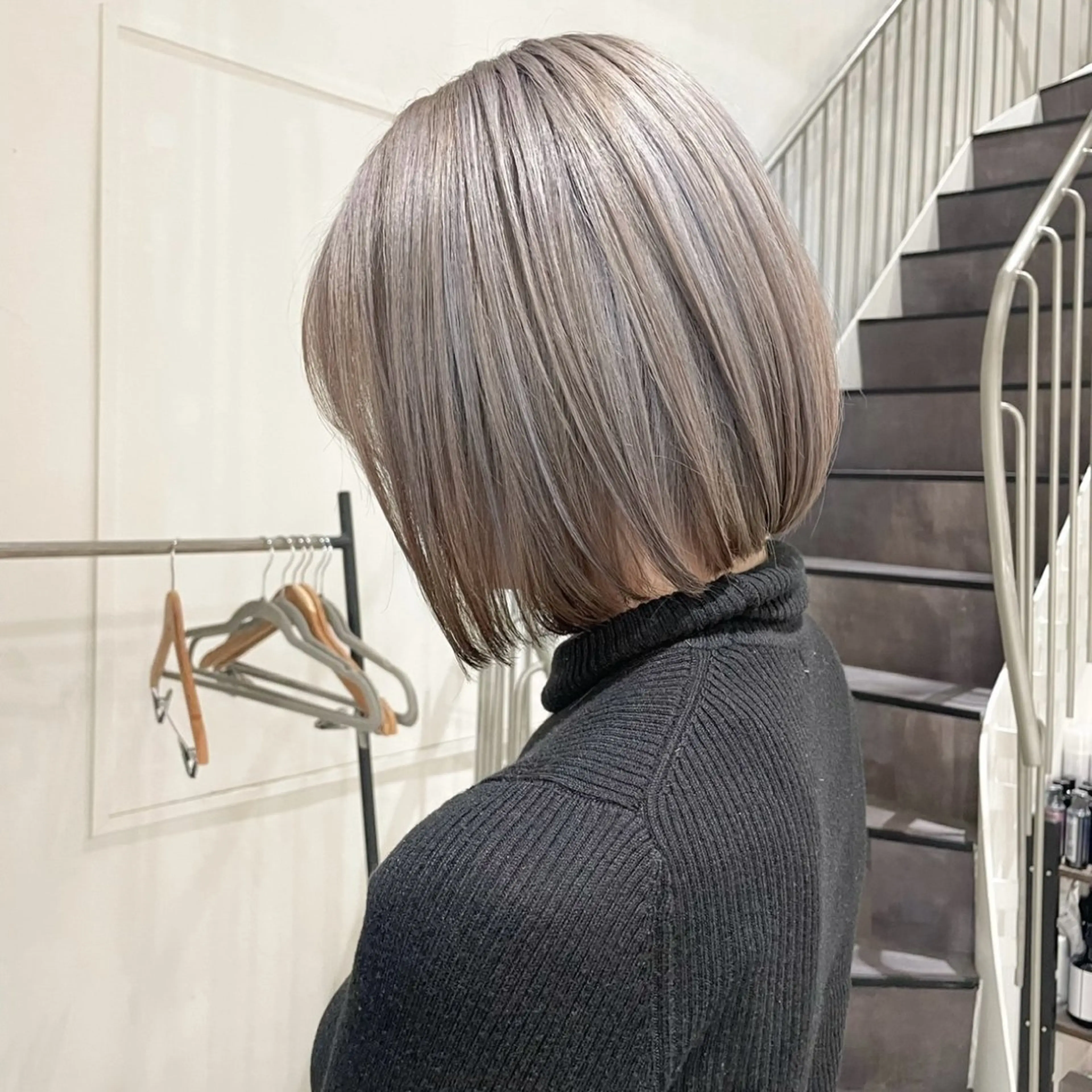 ショート カラー 切りっぱなしボブ ショートボブ ブリーチ ダブルカラー グレージュ カット ヘアカラー トリートメント Attrait .のヘアスタイル
