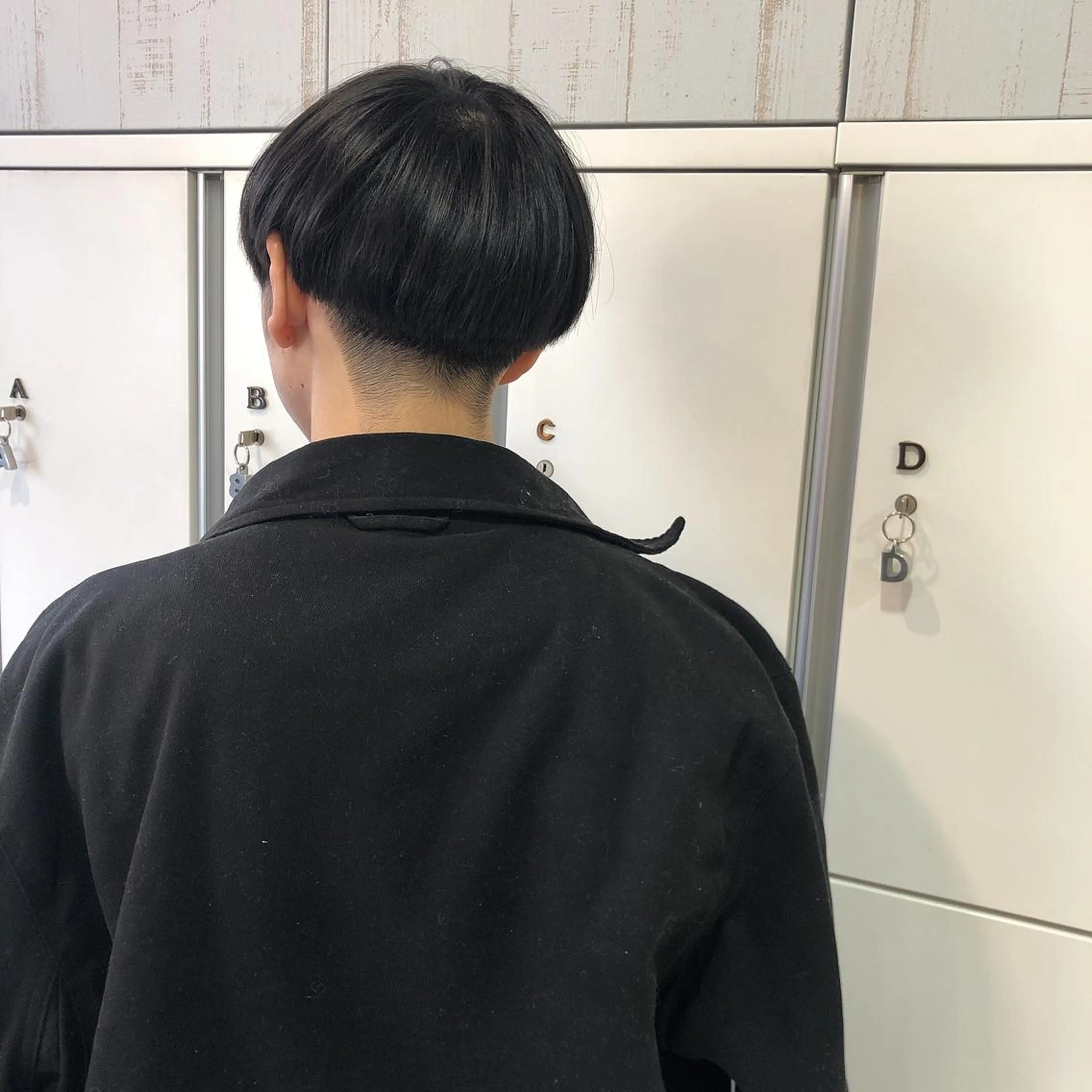 ショート メンズ マッシュ レイヤー/顔まわり カット/地毛風カラーのヘアスタイル