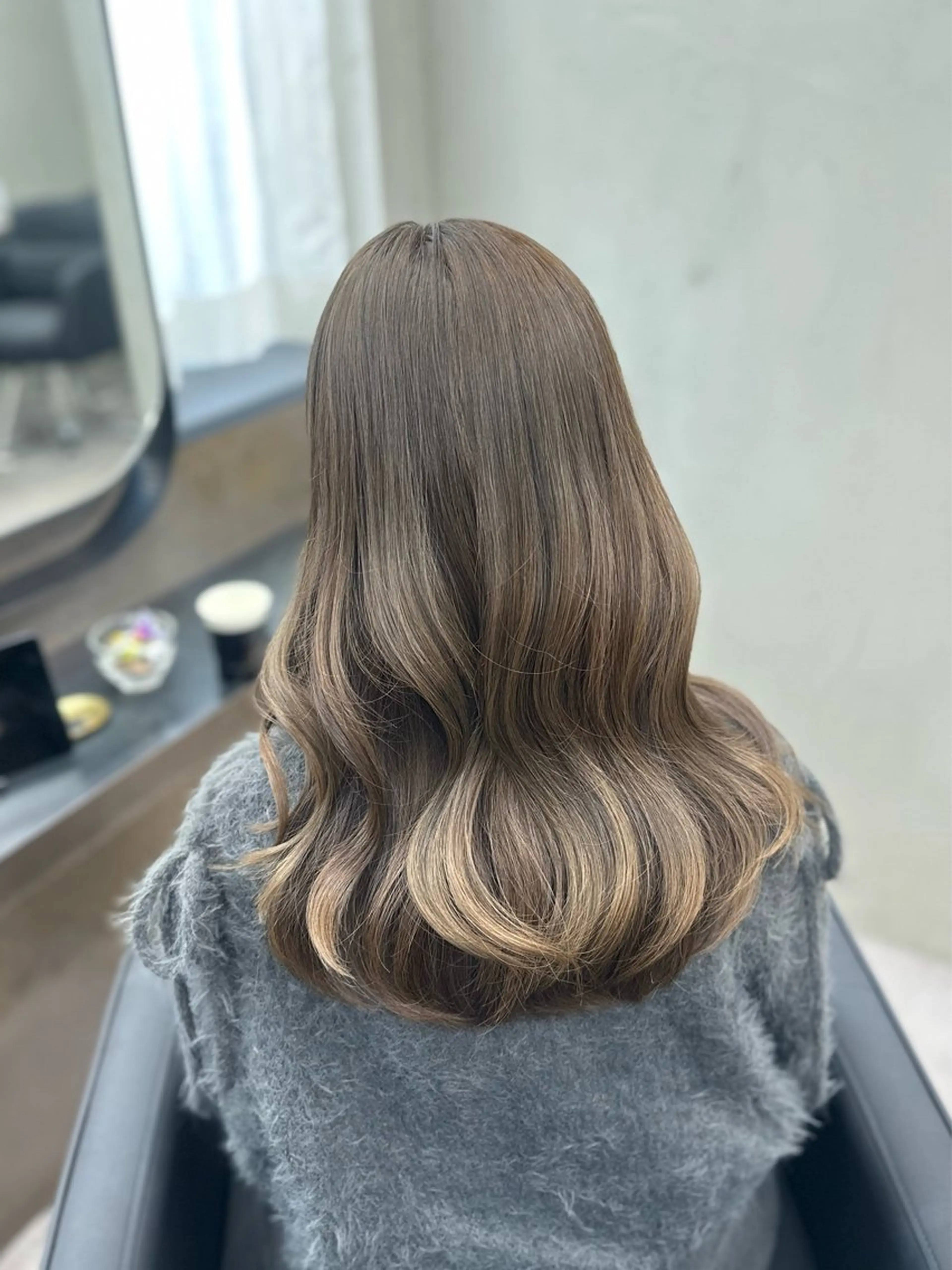 ロング カラー ヘアアレンジ ベージュカラー オリーブベージュ カット ヘアカラー トリートメント 新宿⌇韓国風ヘア ⌇透明感カラーのヘアスタイル