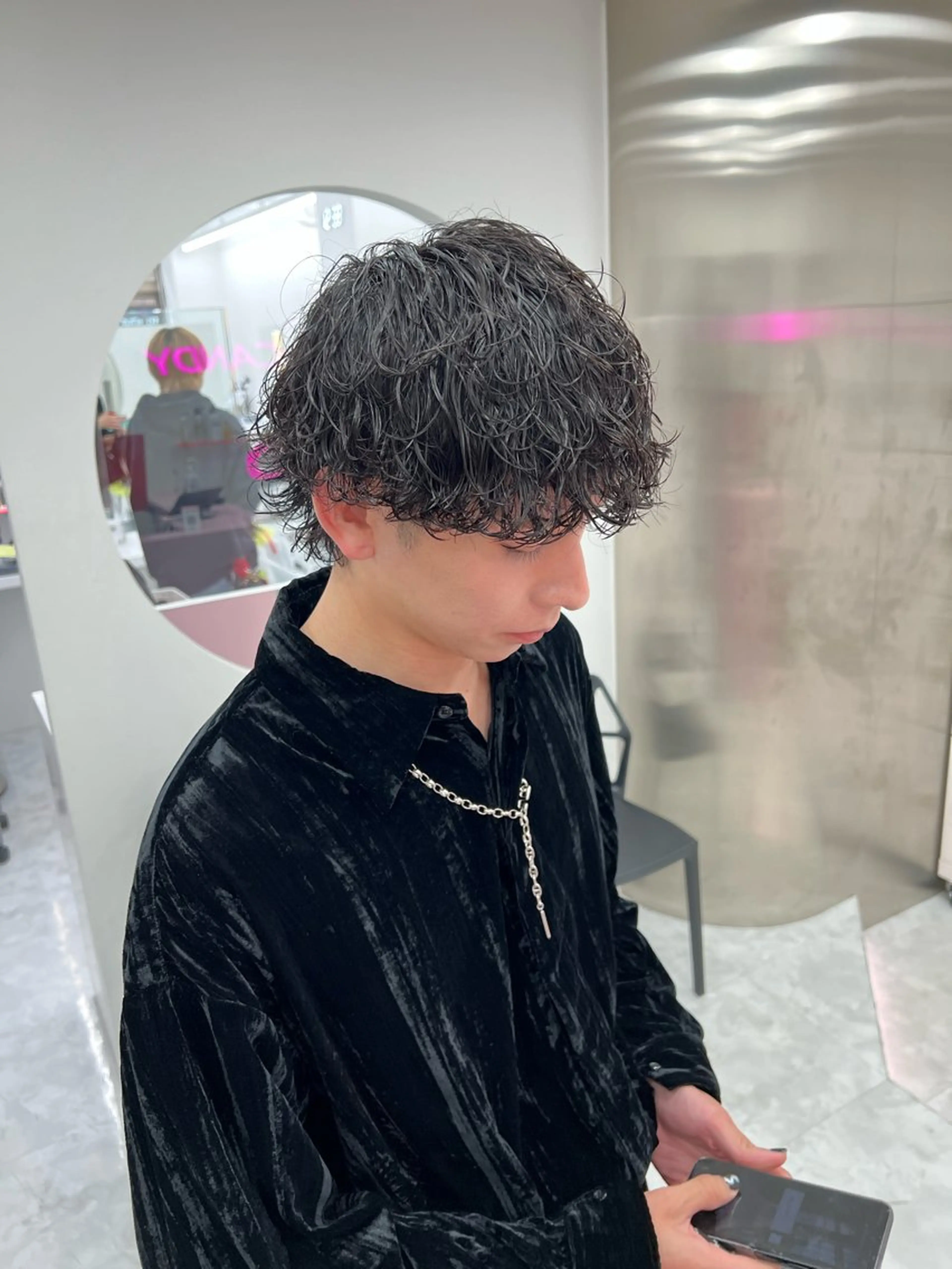 ミディアム パーマ メンズ ミディアムパーマ センターパート メンズ韓国風 韓国マッシュ マッシュウルフ メンズパーマ特化 TAIGAのヘアスタイル