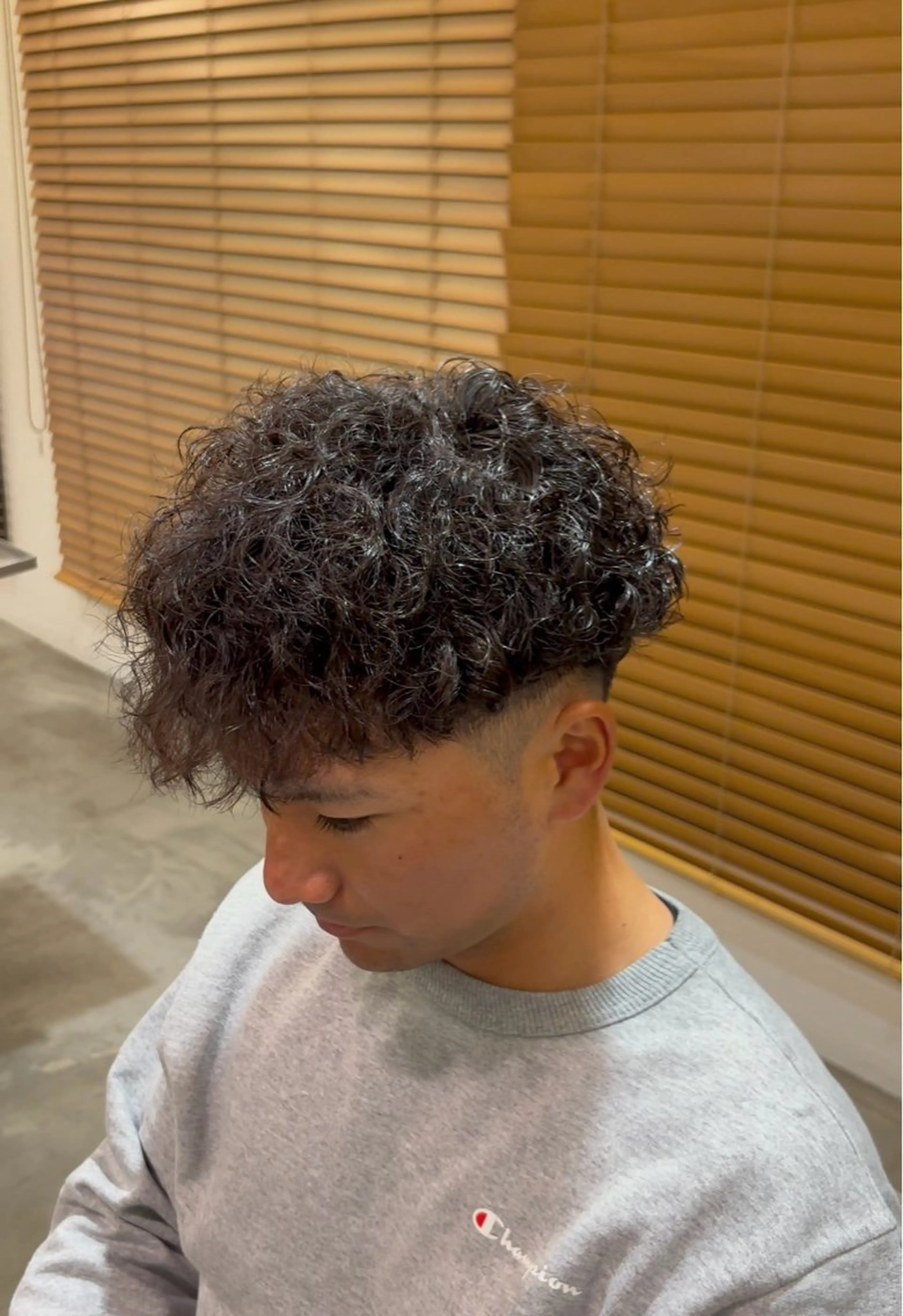 ショート パーマ メンズ メンズパーマ スペインカール 刈り上げ 外国人風カラー スパイラルパーマ 徳田 恭助のヘアスタイル