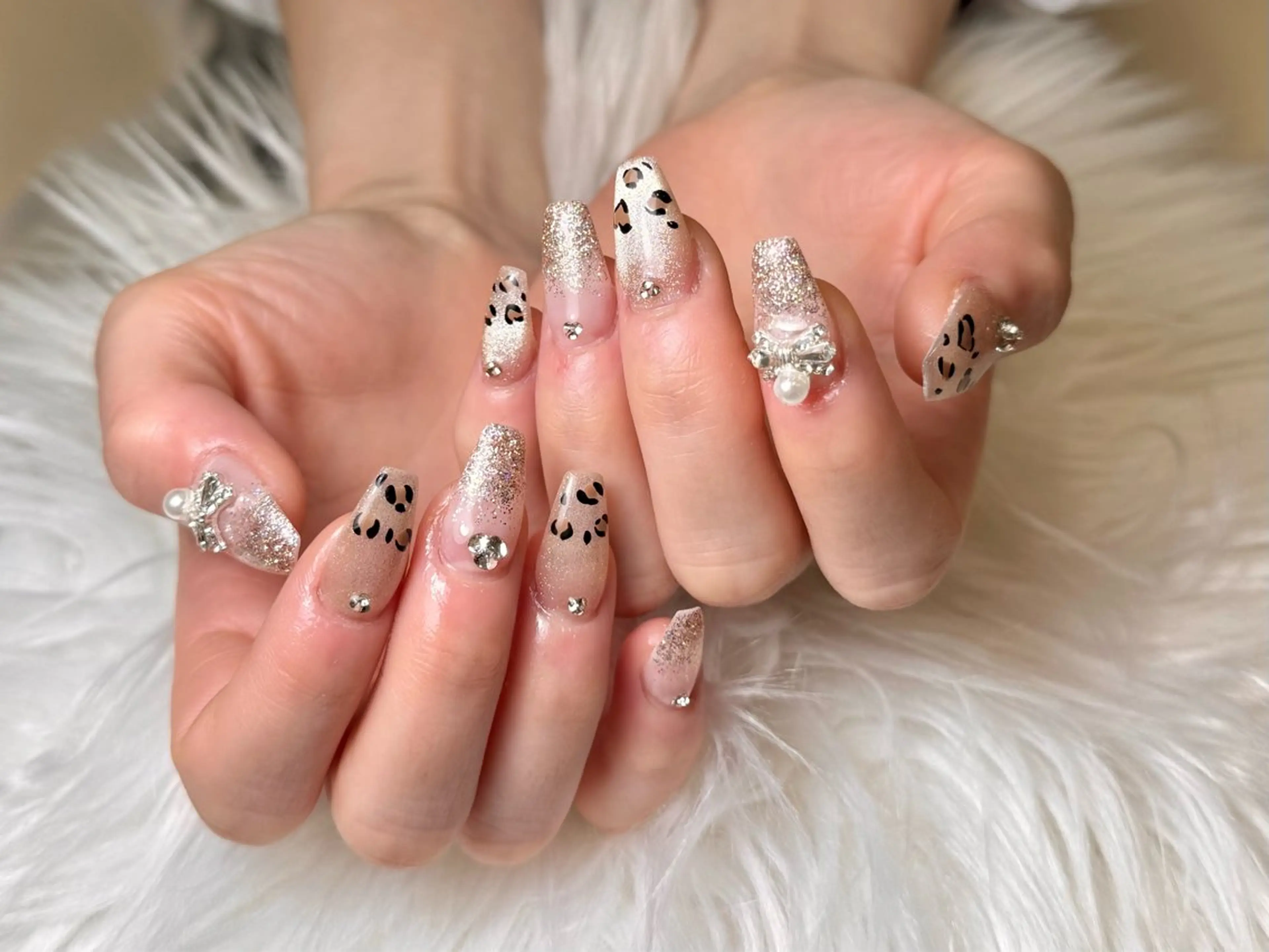 ネイル アニマル柄 ジェルネイル グラデーション キラキラネイル ラメ(グリッター) ハンドネイル チャ ミーのネイルデザイン