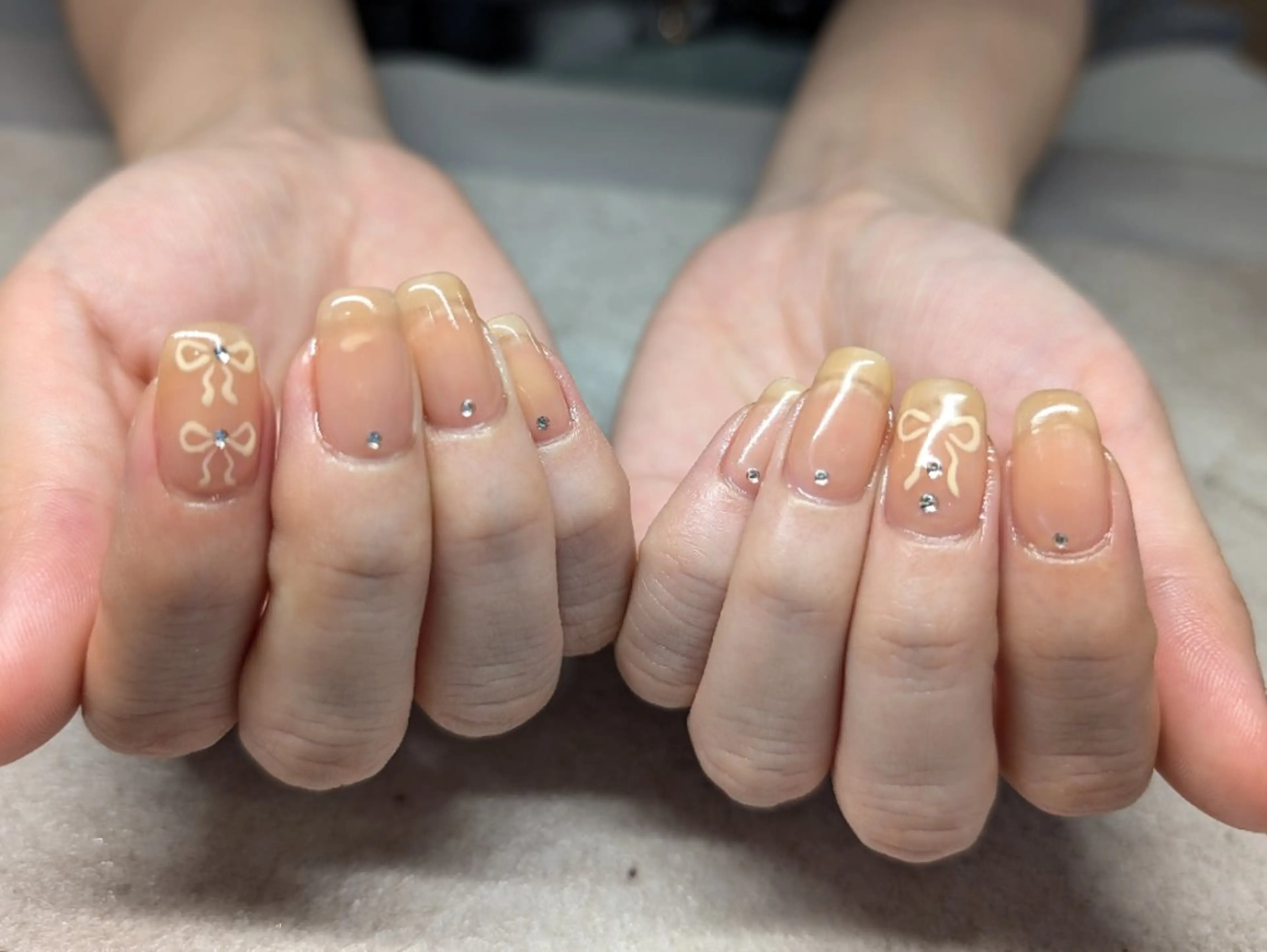 ネイル リボン FIKA 折戸のネイルデザイン