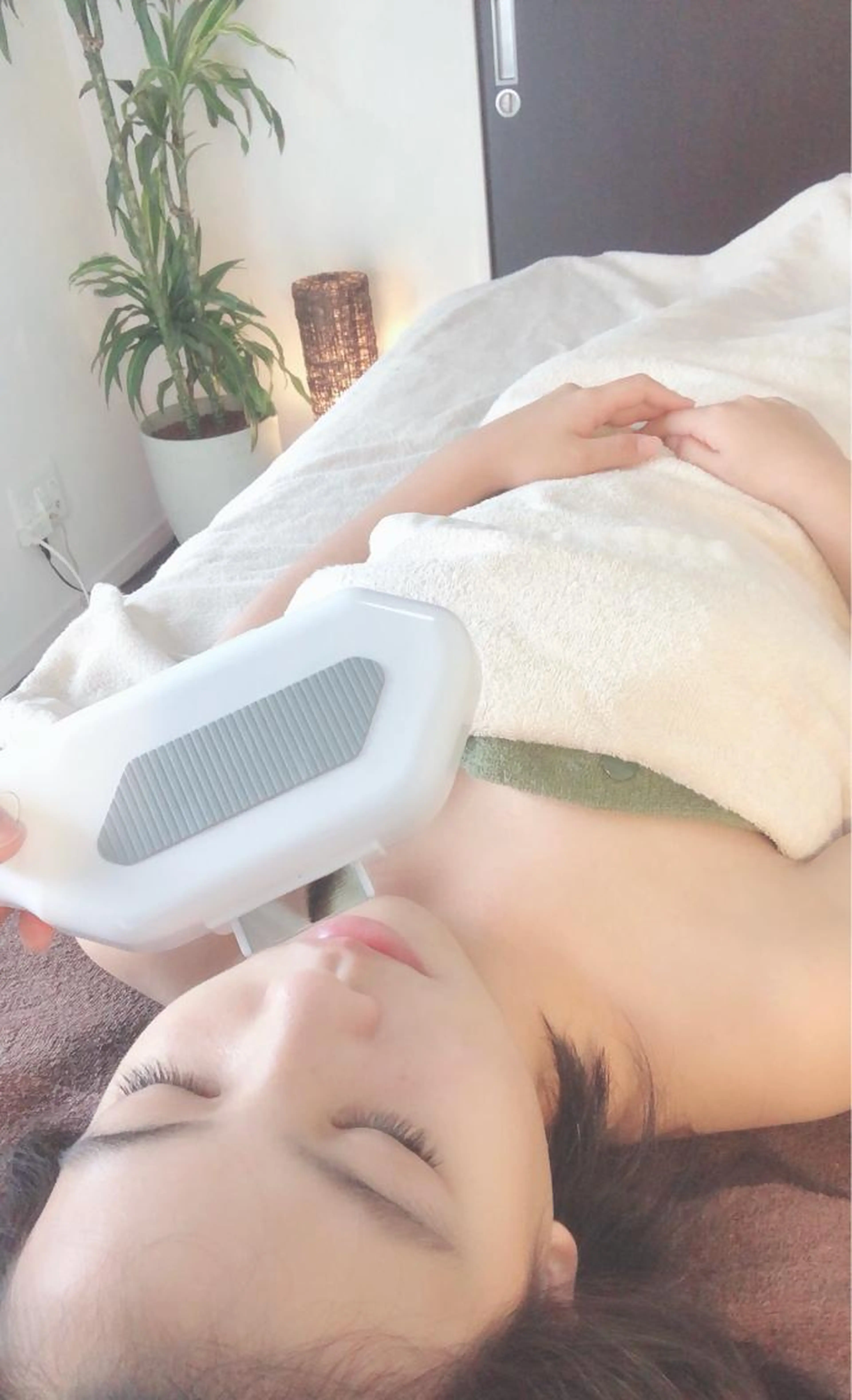 【細かいところまで照射★】お顔脱毛★産毛も抜ける★口周りや眉間など気になるお顔の毛もおさらば♪ツルツルのお肌に、、★の写真