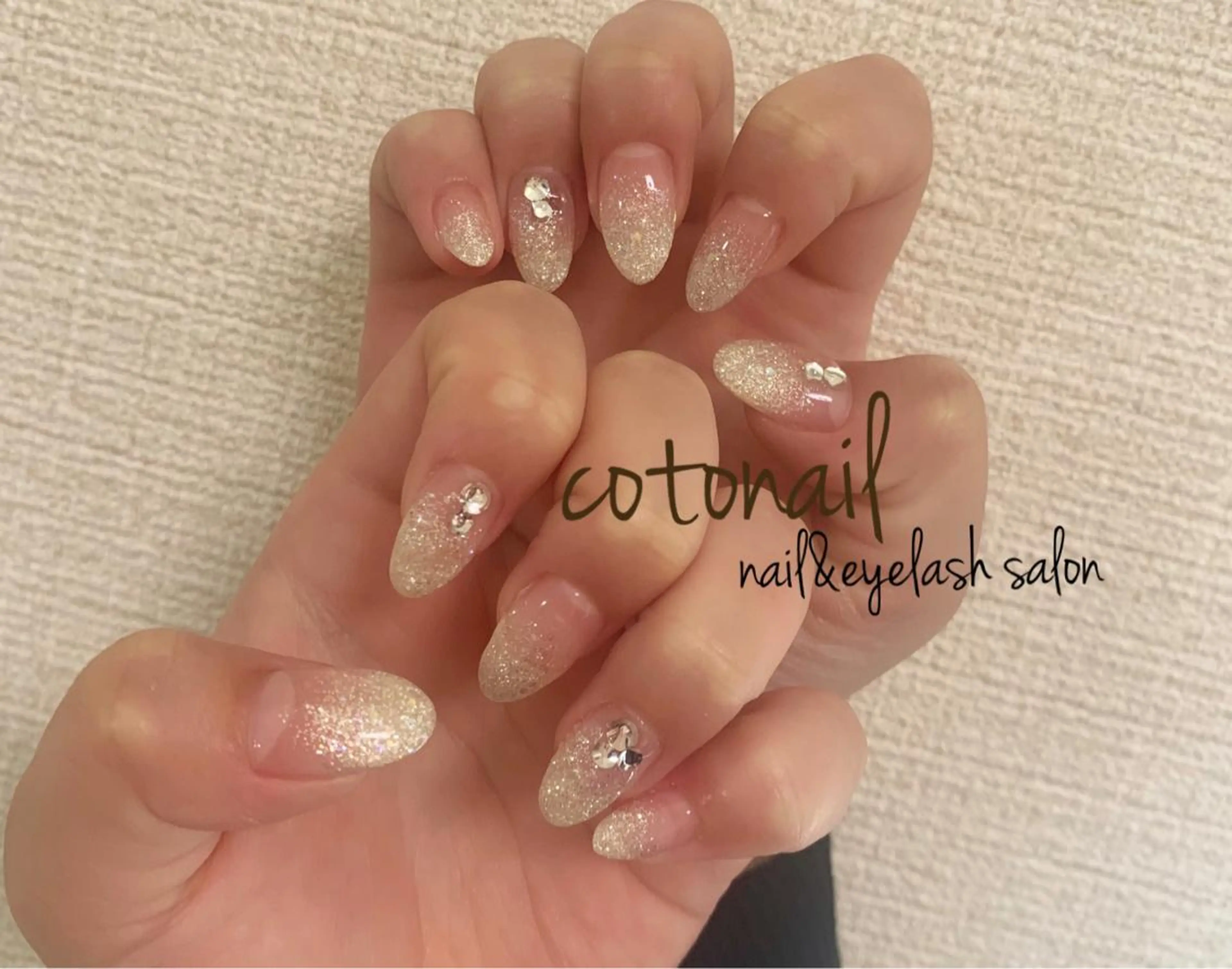 ミディアム ネイル ハンドネイル ツメトマツゲ .のネイルデザイン