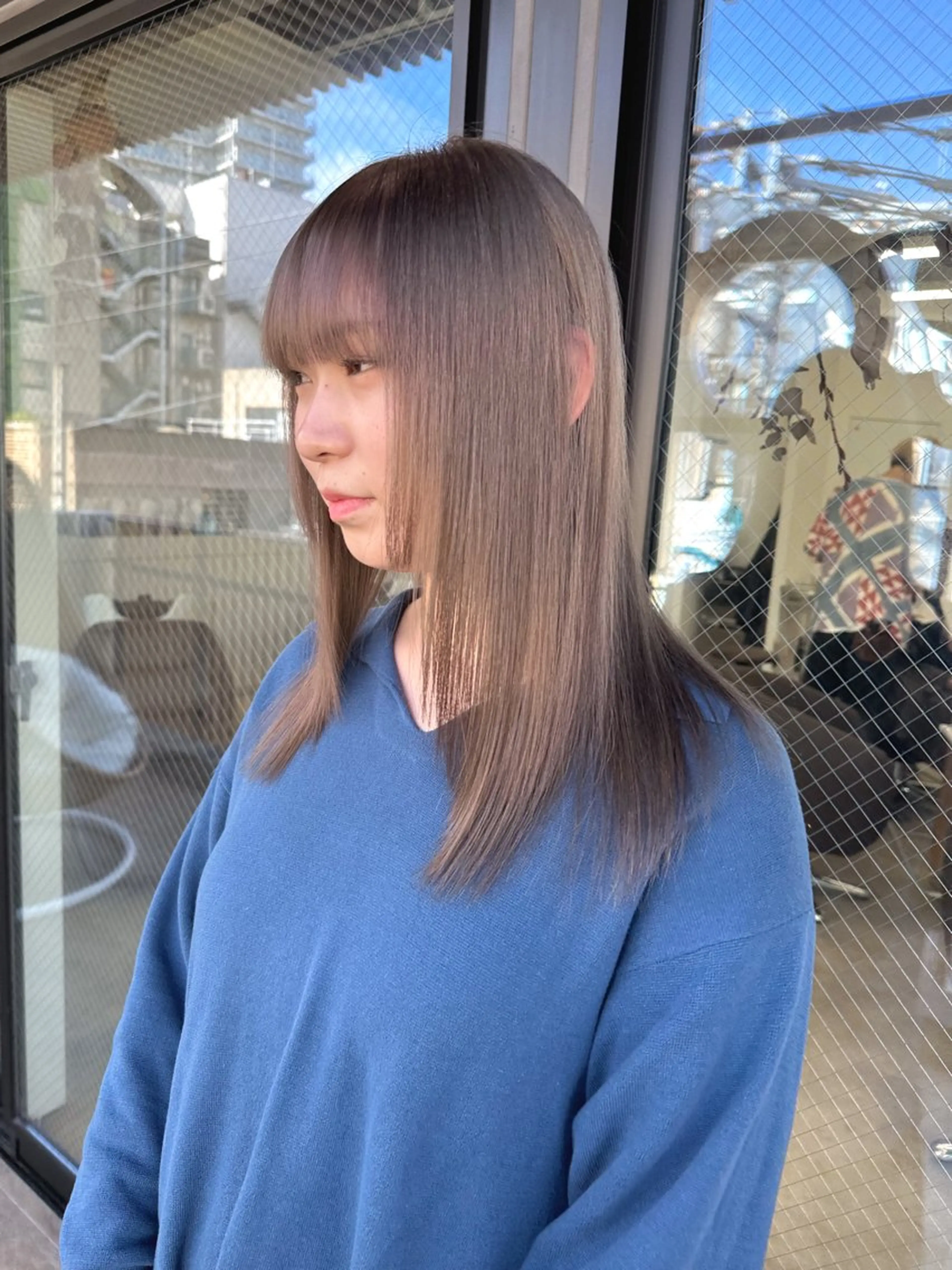 セミロング カラー ブリーチ グレージュ カット ヘアカラー トリートメント 佃 優音のヘアスタイル