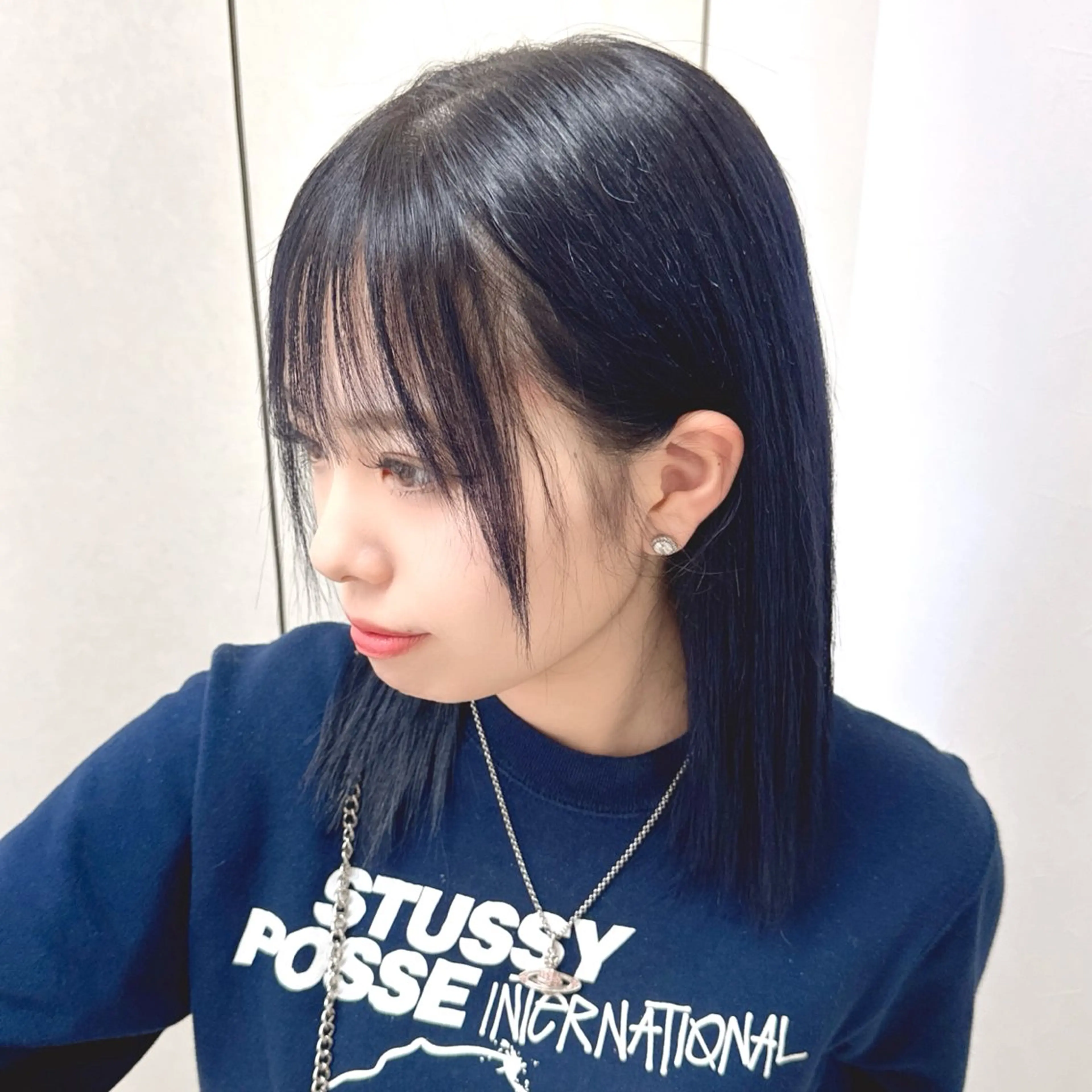 ミディアム カラー 黒髪 ブリーチ ダブルカラー ネイビーカラー ブリーチなしカラー カット ヘアカラー トリートメント 岩戸優奈 束感まつげ ピンク/ベージュのヘアスタイル