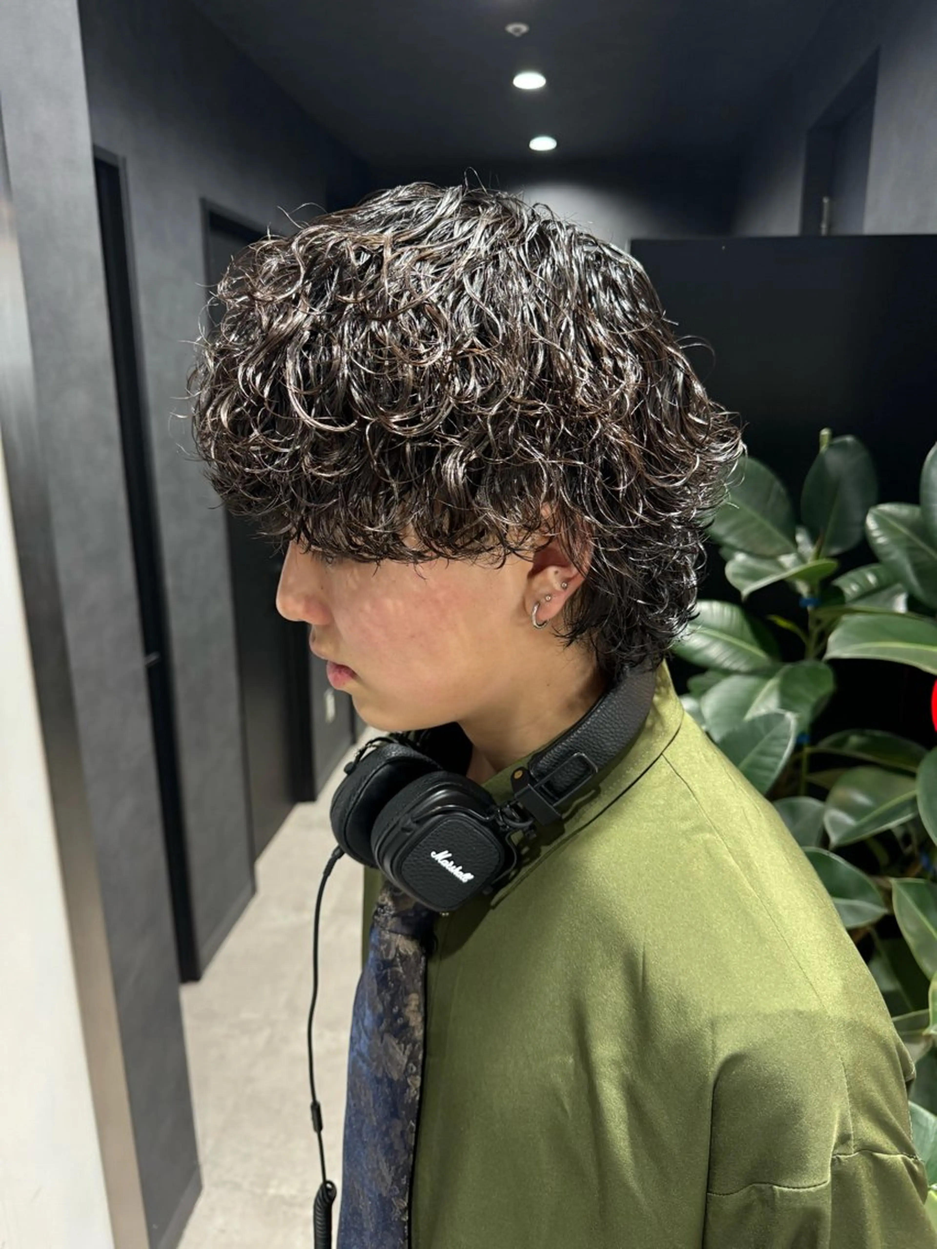 ショート カラー パーマ ヘアアレンジ メンズ メンズブリーチ センターパート メンズハイライト メンズハイトーン マッシュ カット パーマ トリートメント ヘッドスパ ヘアセット スパイキー/フェザー /波巻き/かいとのヘアスタイル