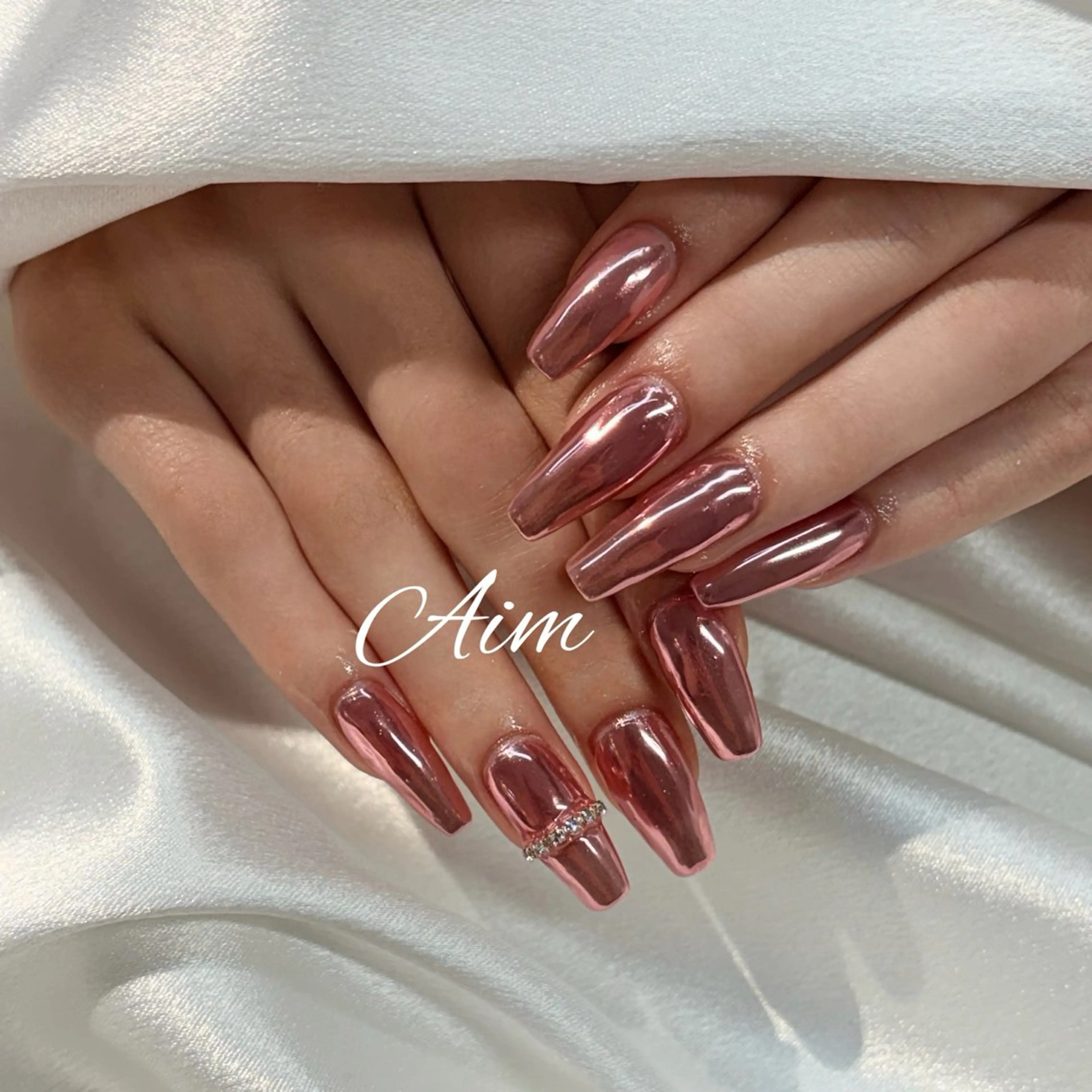 ネイル ミラーネイル ピンク ハンドネイル Aim🌿 kanaのネイルデザイン