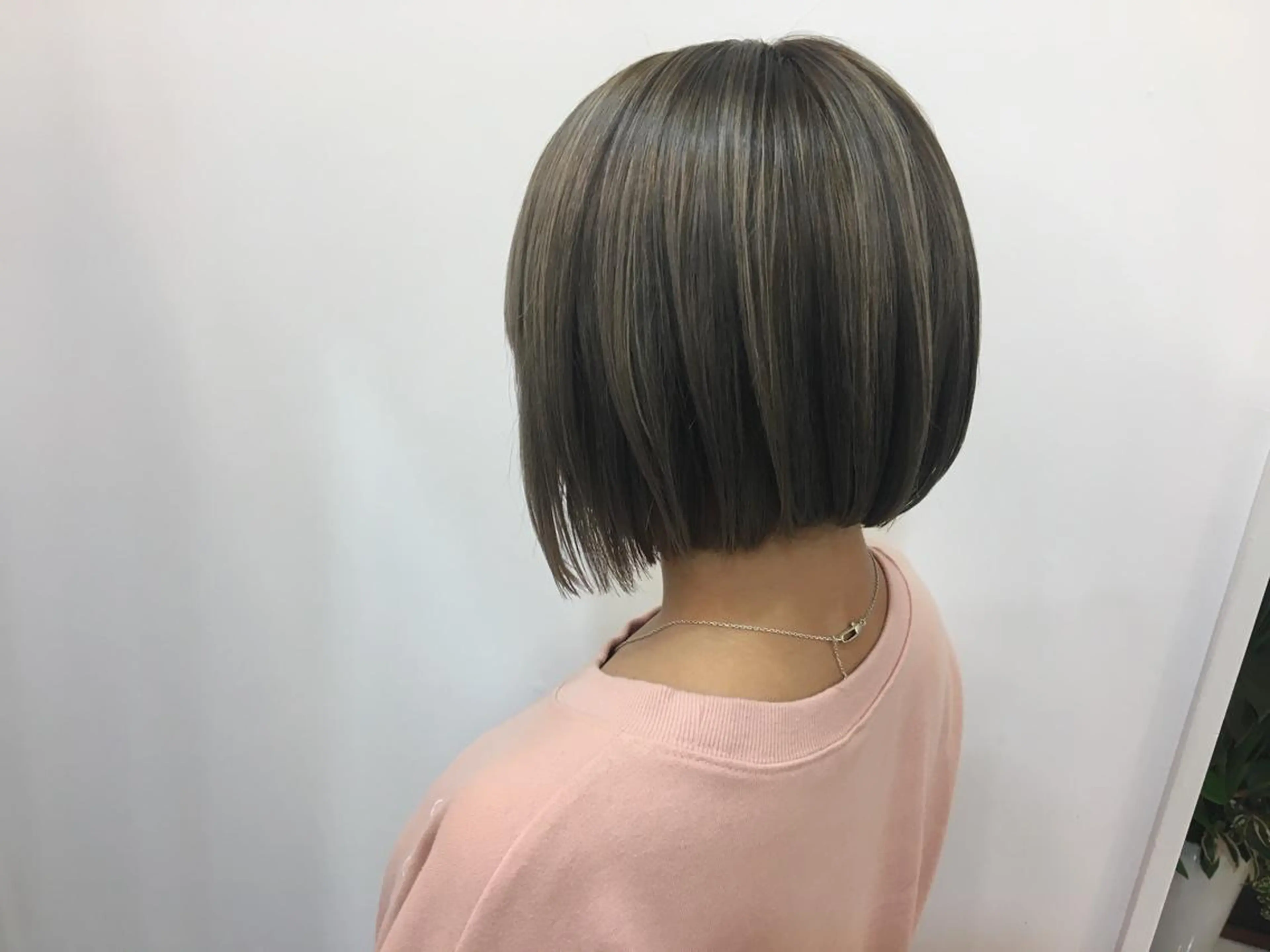 ショート カラー 前下がりボブ ハイライトカラー ボブ ハイライト カット ヘアカラー トリートメント 鈴木 翔梧のヘアスタイル