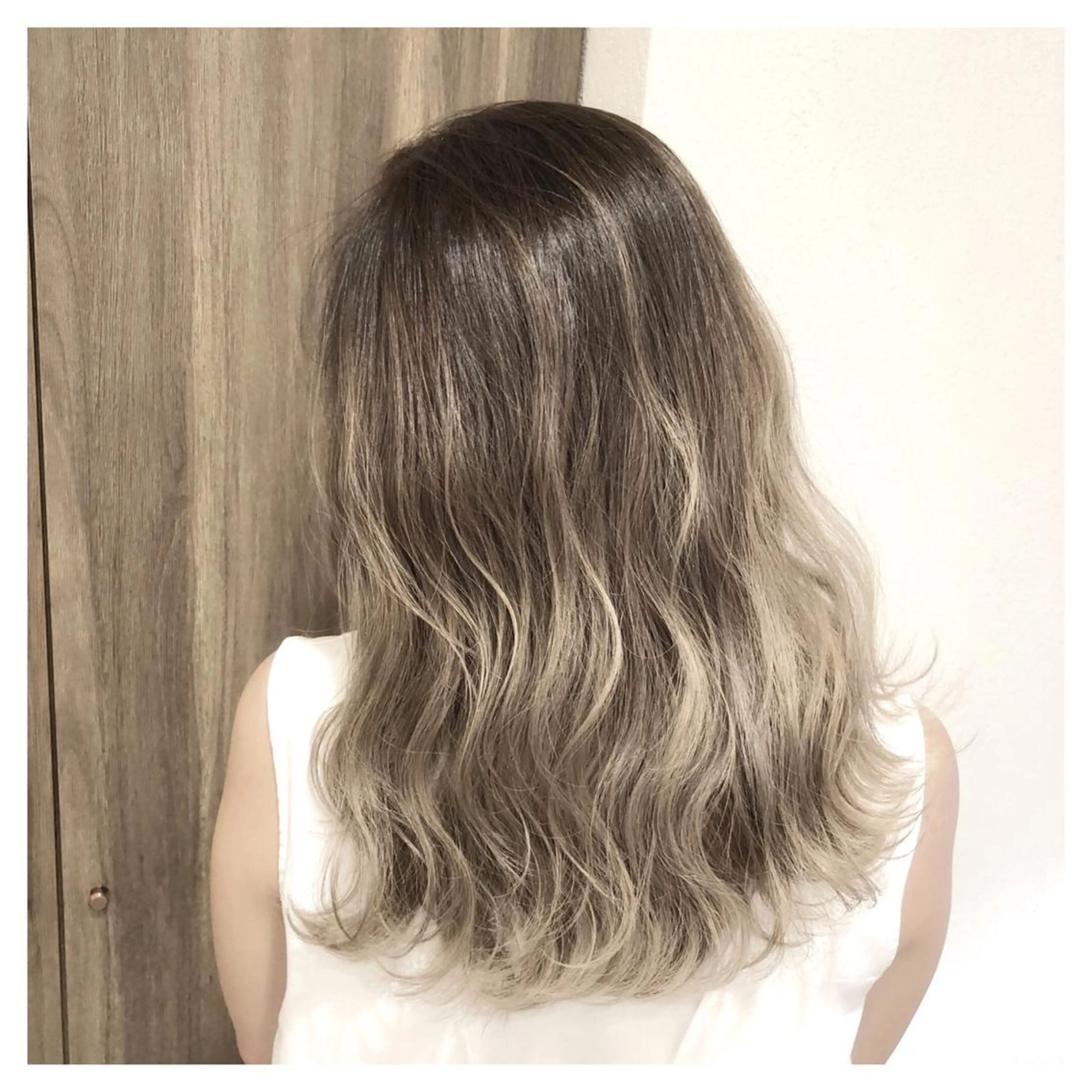 セミロング カラー バレイヤージュ レイヤーカット biscohair 髪にドラマを。のヘアスタイル