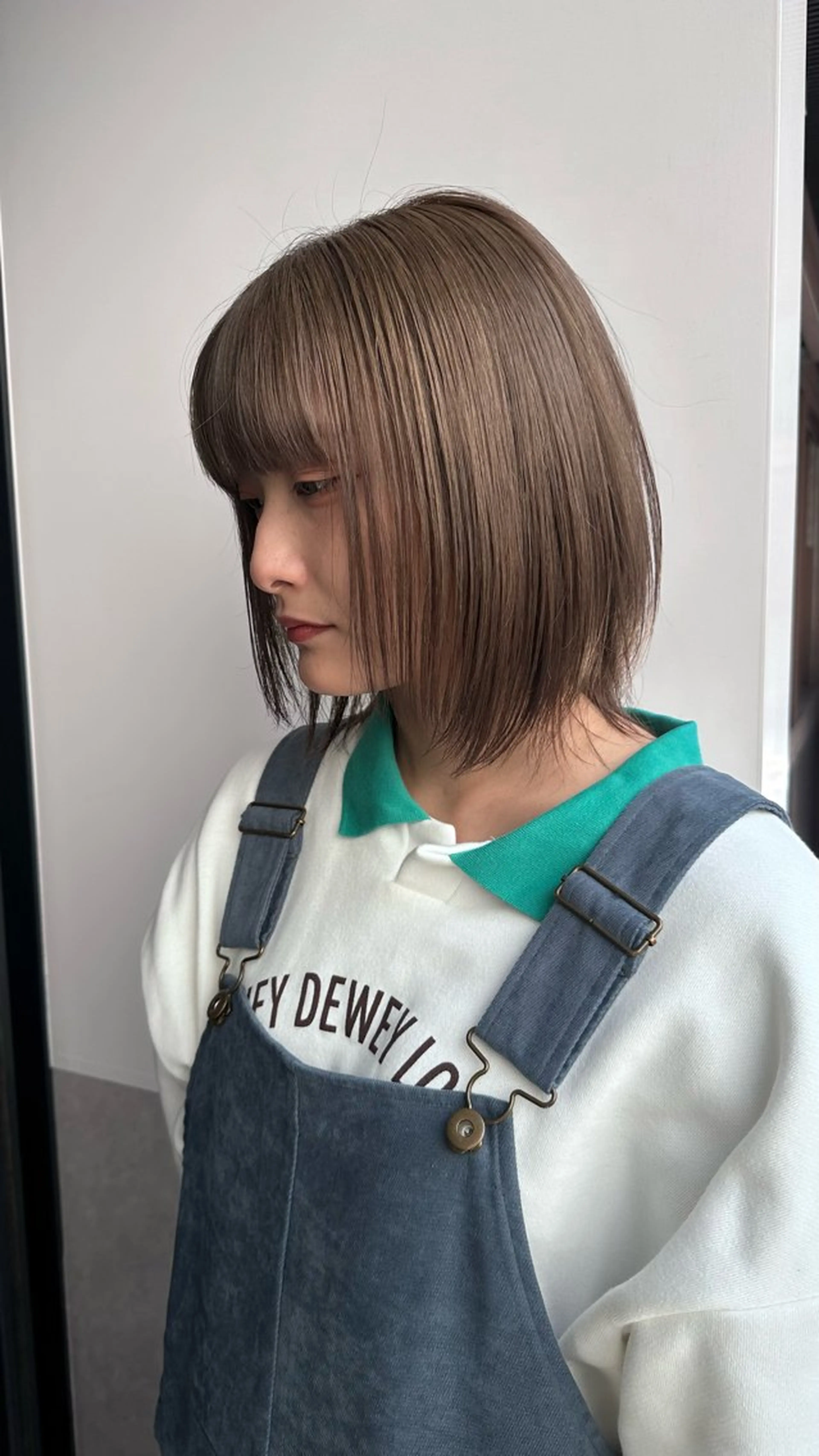 セミロング カラー 切りっぱなしボブ ブリーチ ダブルカラー イヤリングカラー グレージュ ヘアカラー HARUKI🏔️/ メンズ/透けブラウンのヘアスタイル