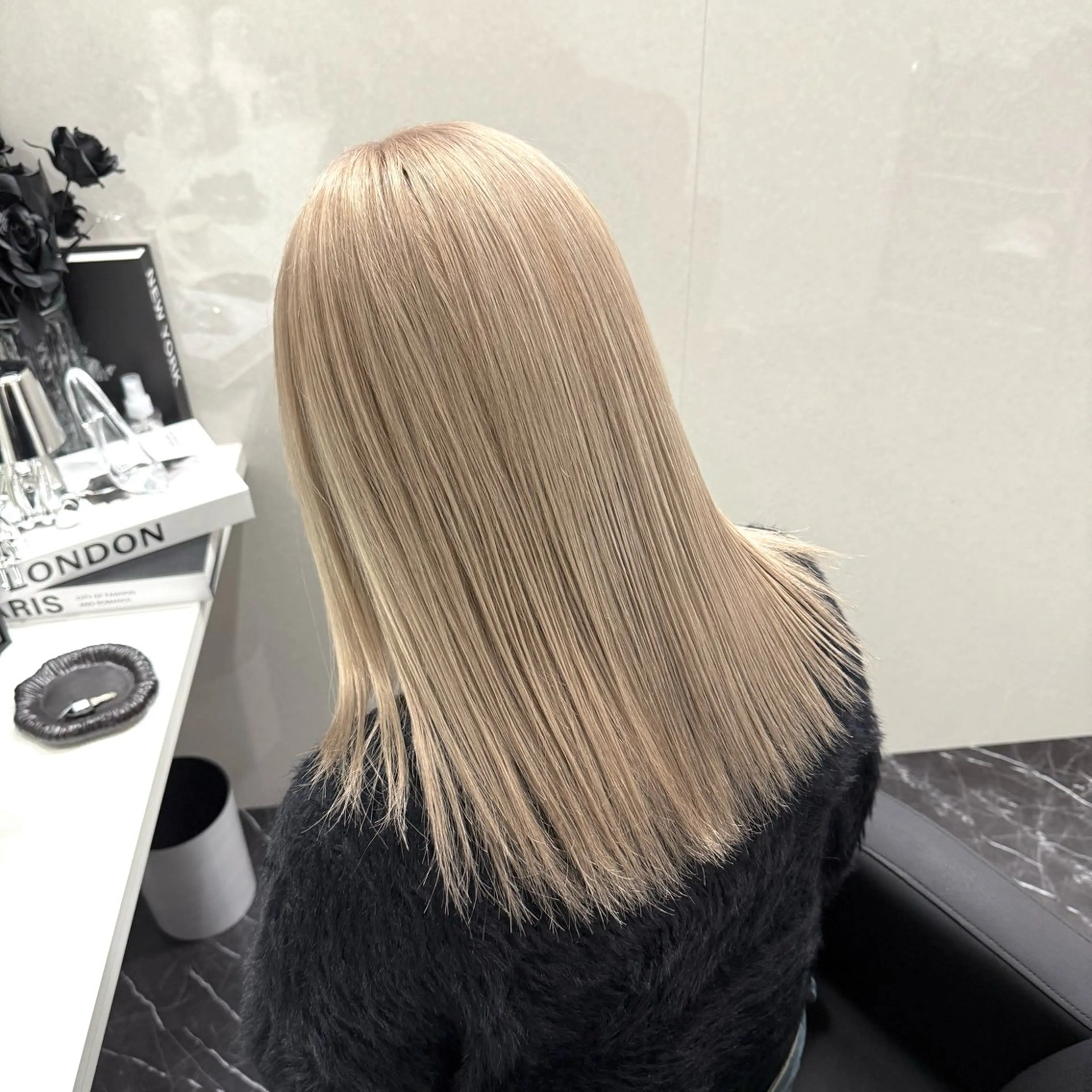 ミディアム カラー ベージュカラー ブリーチ ブロンド デザインカラー グレージュ ヘアカラー トリートメント ケアブリーチ/ 髪質改善/上質艶髪のヘアスタイル