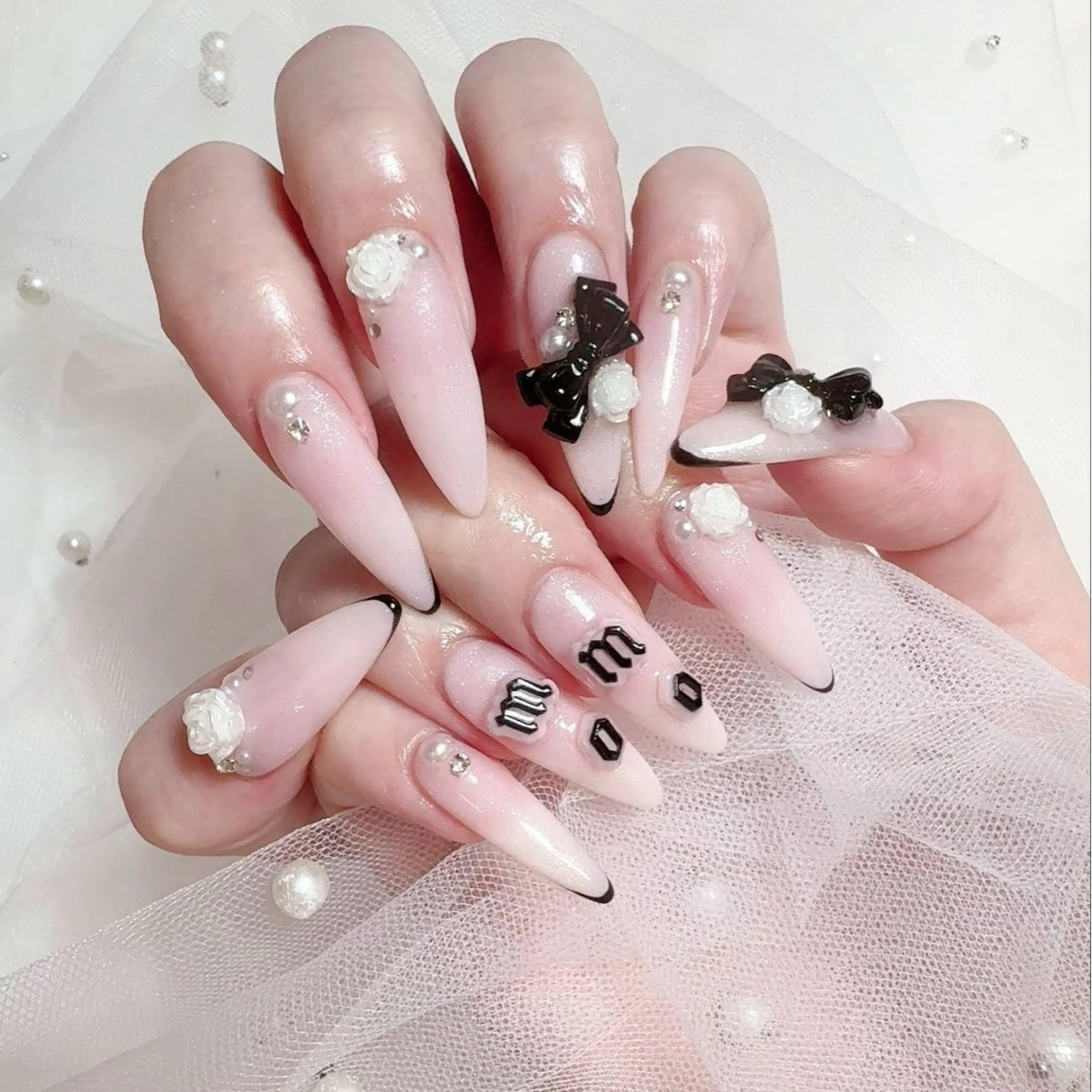 ネイル マグネットネイル ピンク ネイルチップ 冬ネイル クリスマス ハンドネイル Lee Nailsのネイルデザイン