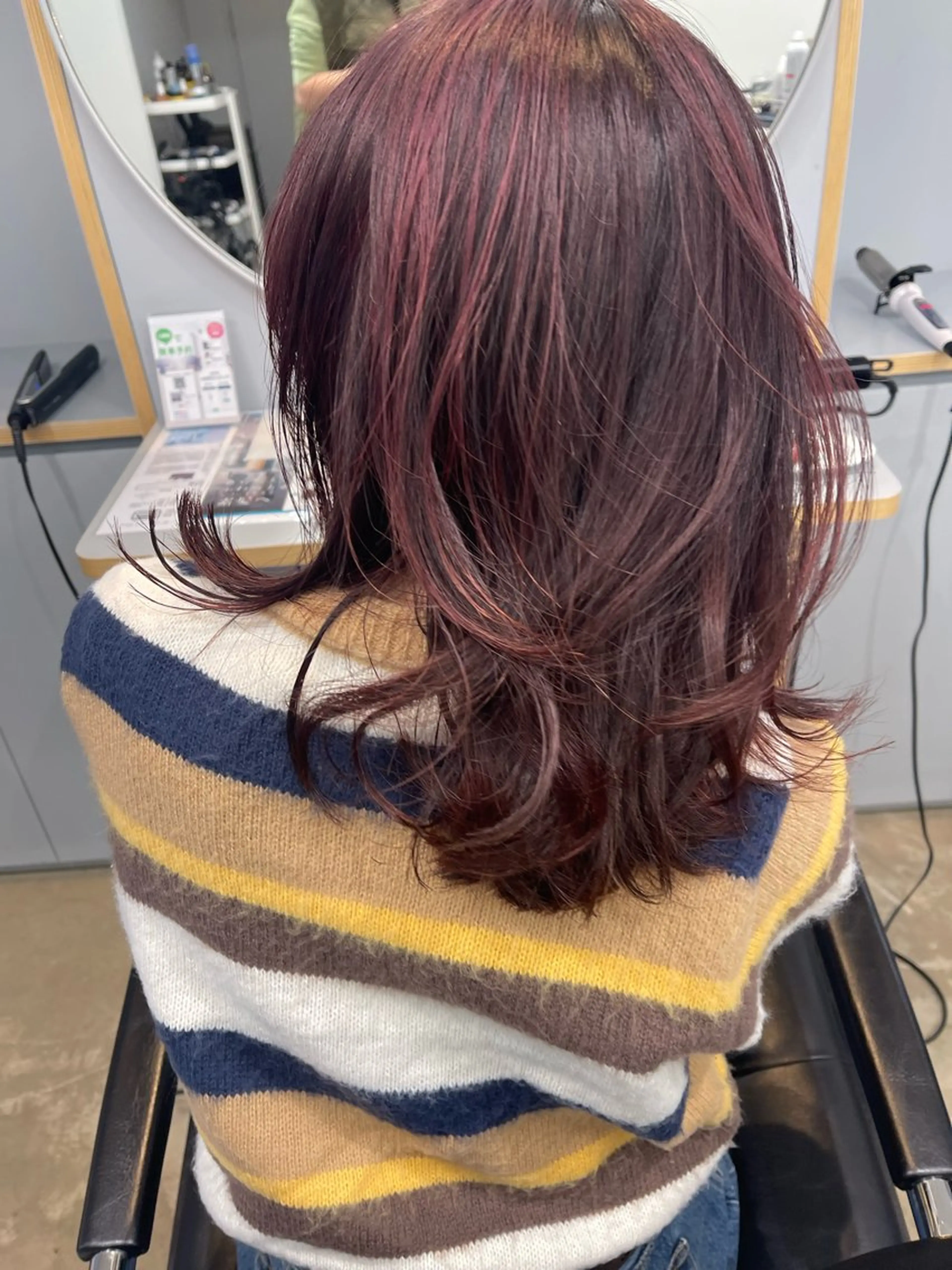 ミディアム カラー 💓パーマ，💗 レイヤーカットのヘアスタイル