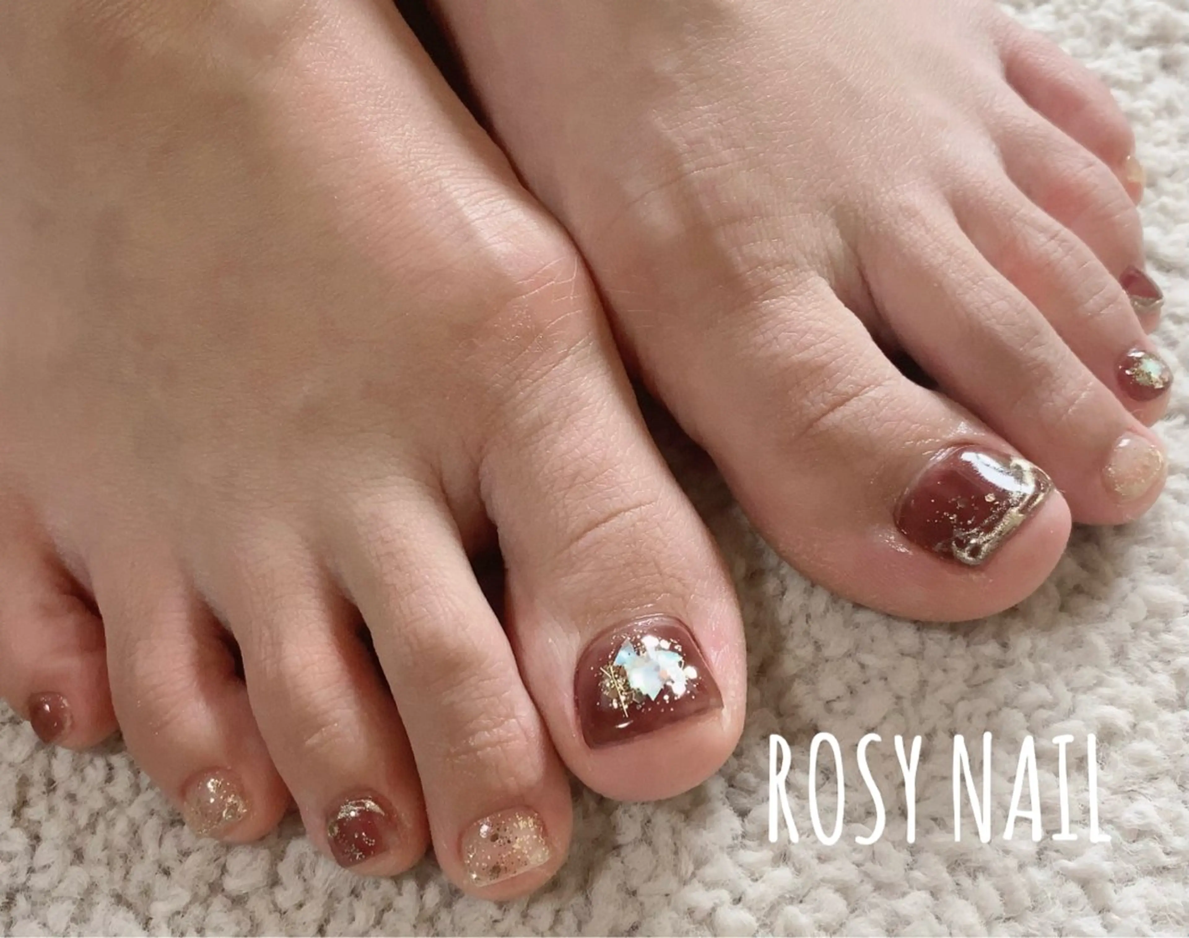 ネイル ブラウン フットネイル キラキラネイル ROSY NAIL ロージーネイルのネイルデザイン