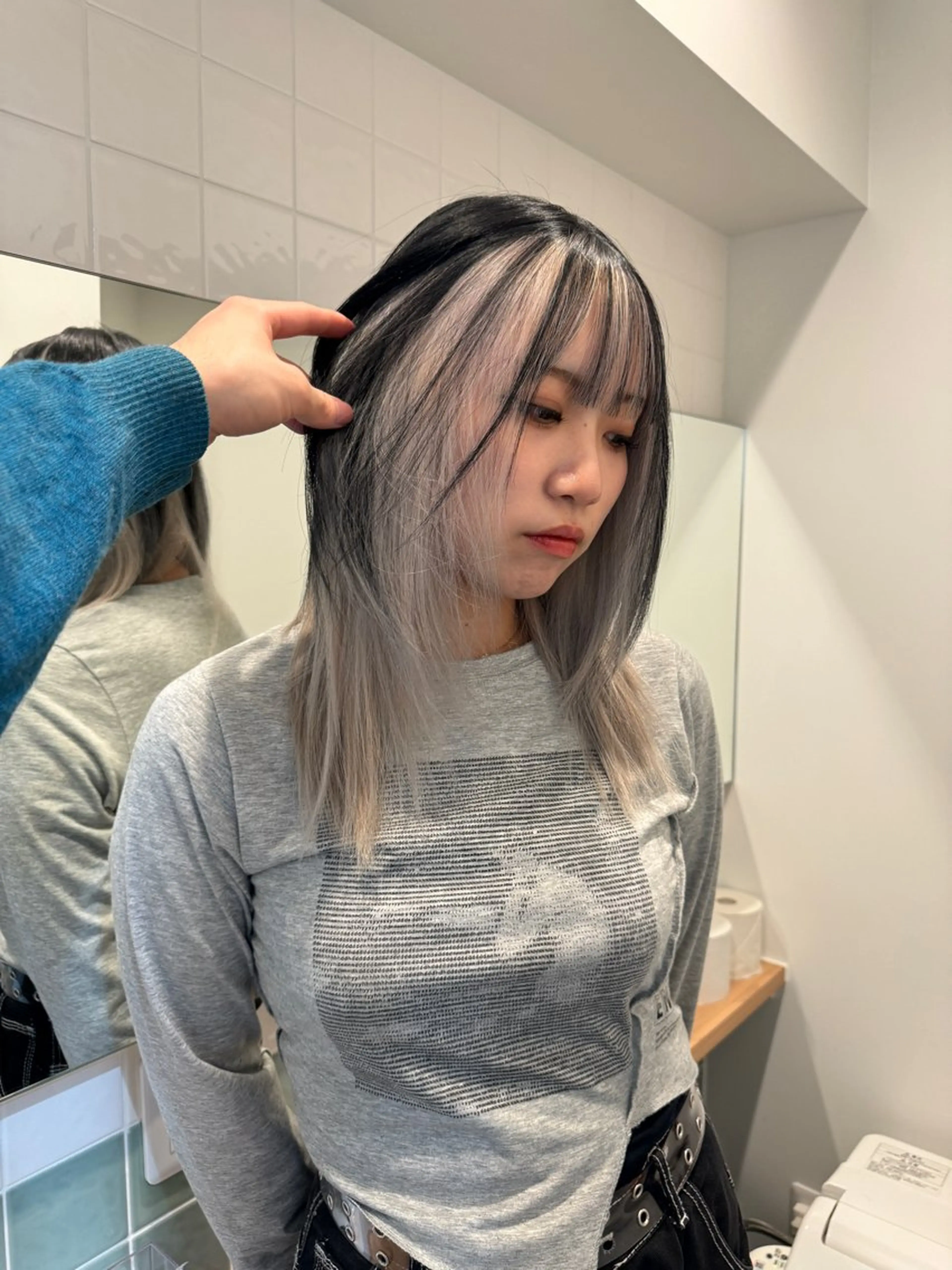 セミロング カラー 切りっぱなしボブ レイヤー/縮毛矯正のヘアスタイル