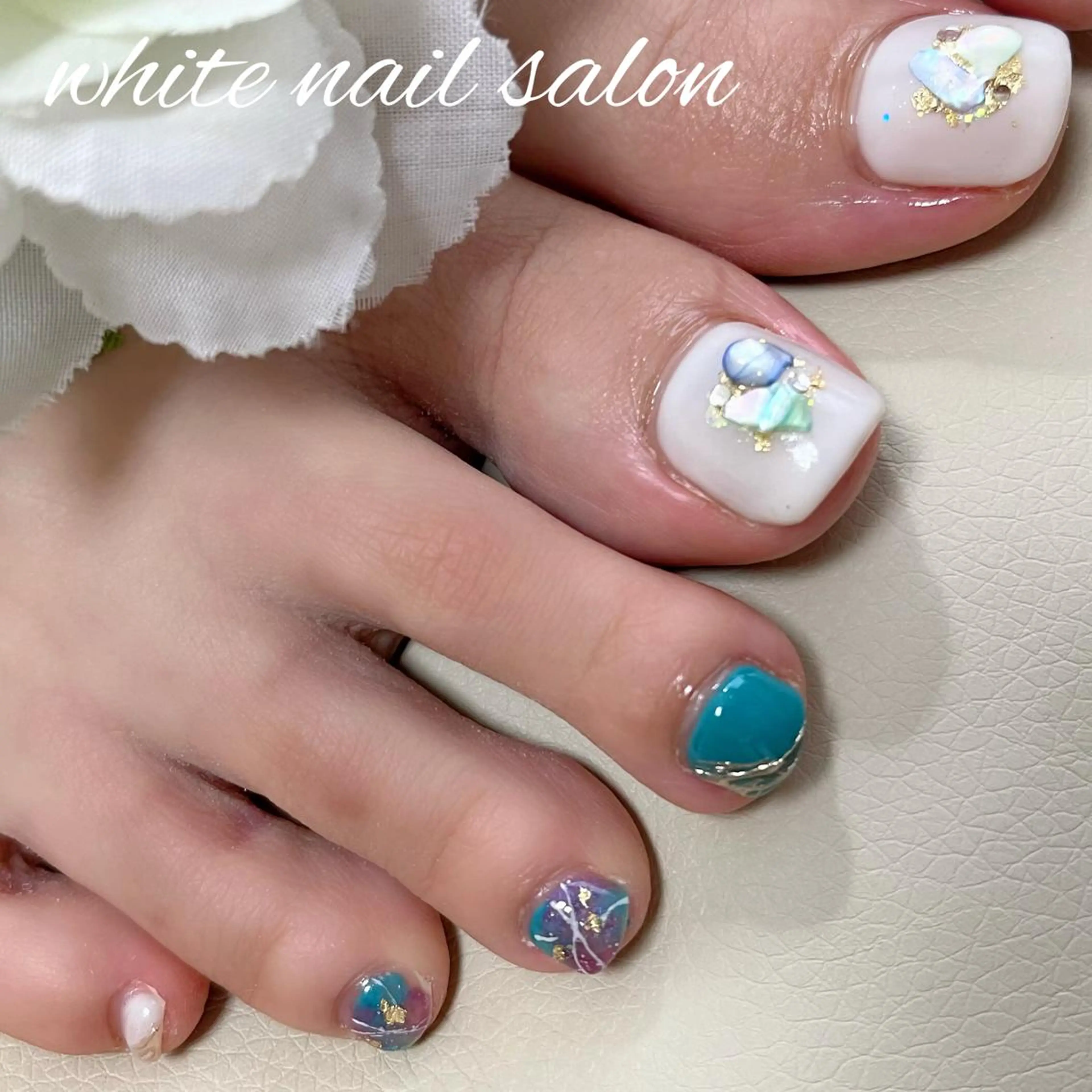 ネイル フットネイル ジェルネイル ハードジェル ラメ(グリッター) 持ち込み フットネイル white nail salonのネイルデザイン