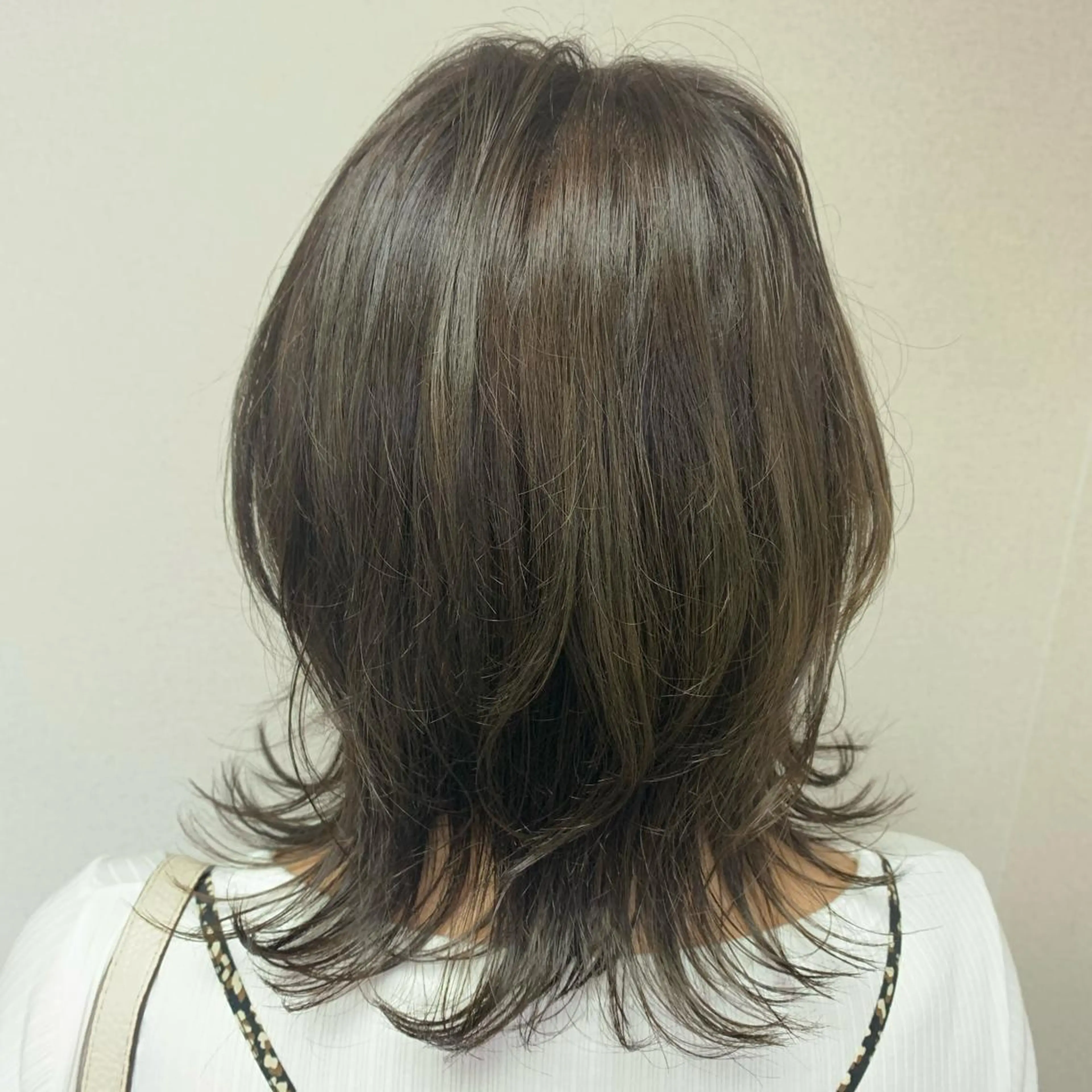 ミディアム アッシュ 外ハネヘア ウルフカット 髪質改善お任せ ください♪ひとみのヘアスタイル