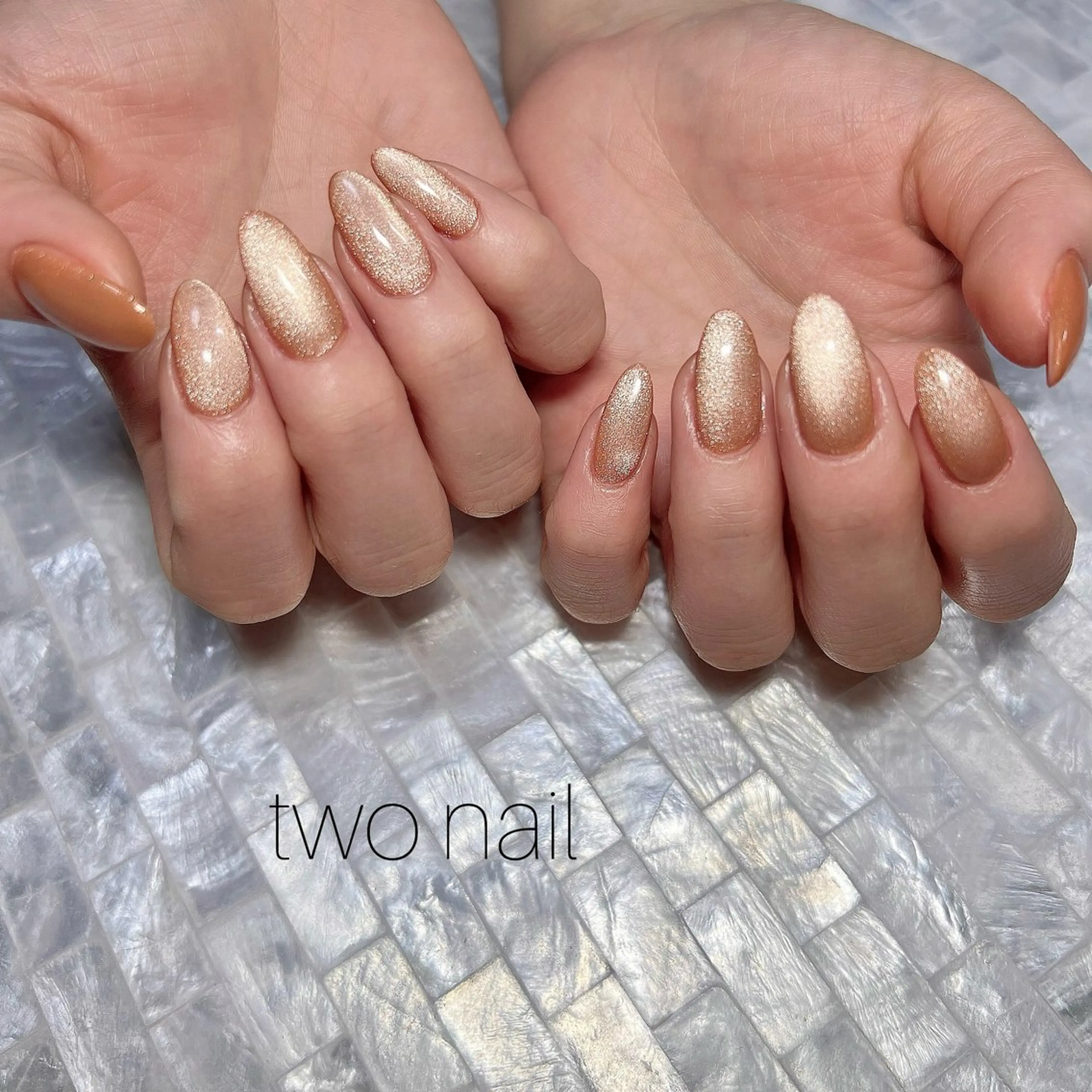 ネイル キラキラネイル マグネットネイル ネイルチップ ホワイト ハンドネイル two nailのネイルデザイン