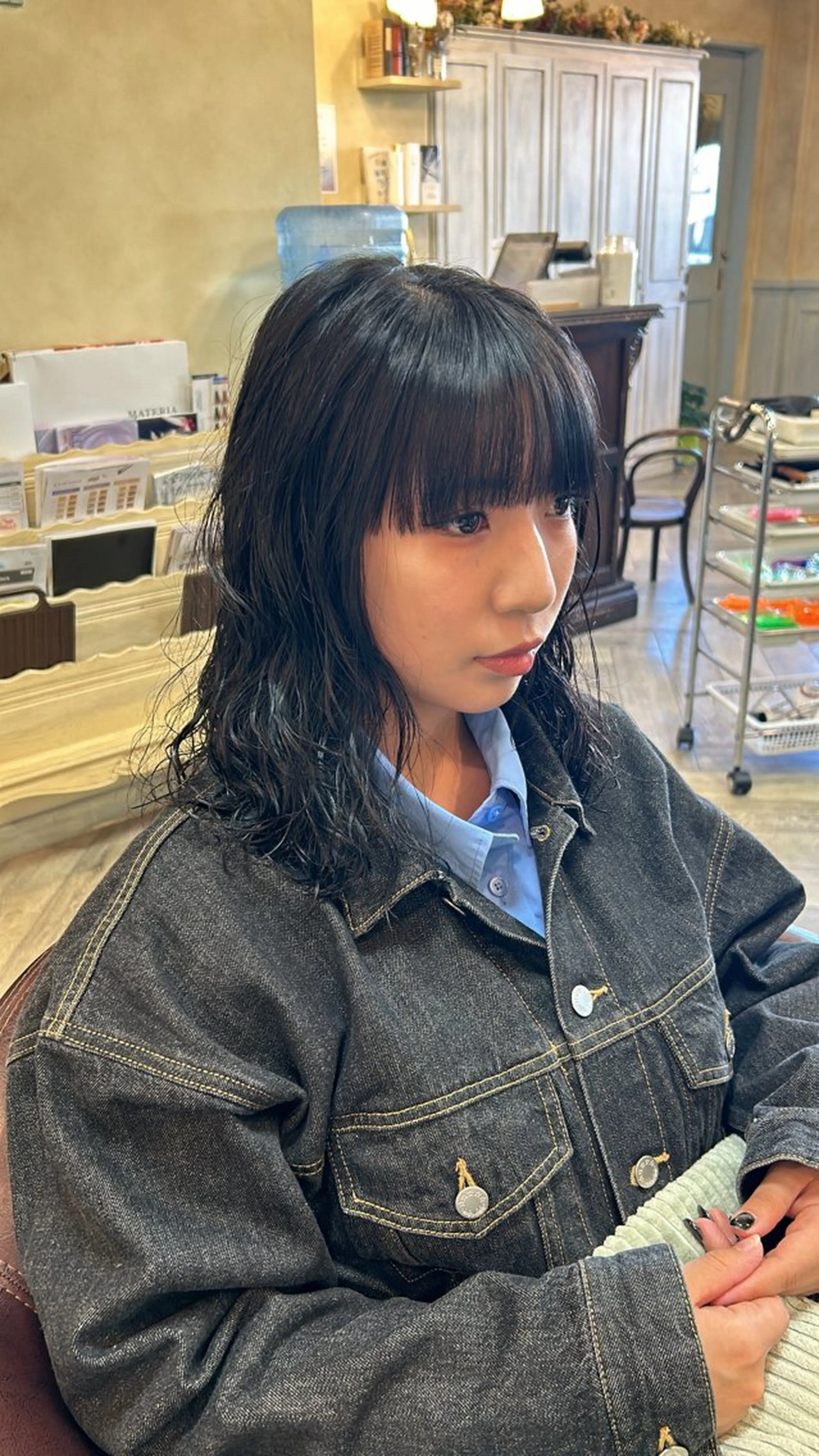 ミディアム パーマ アオバ / ハイトーンカラーのヘアスタイル