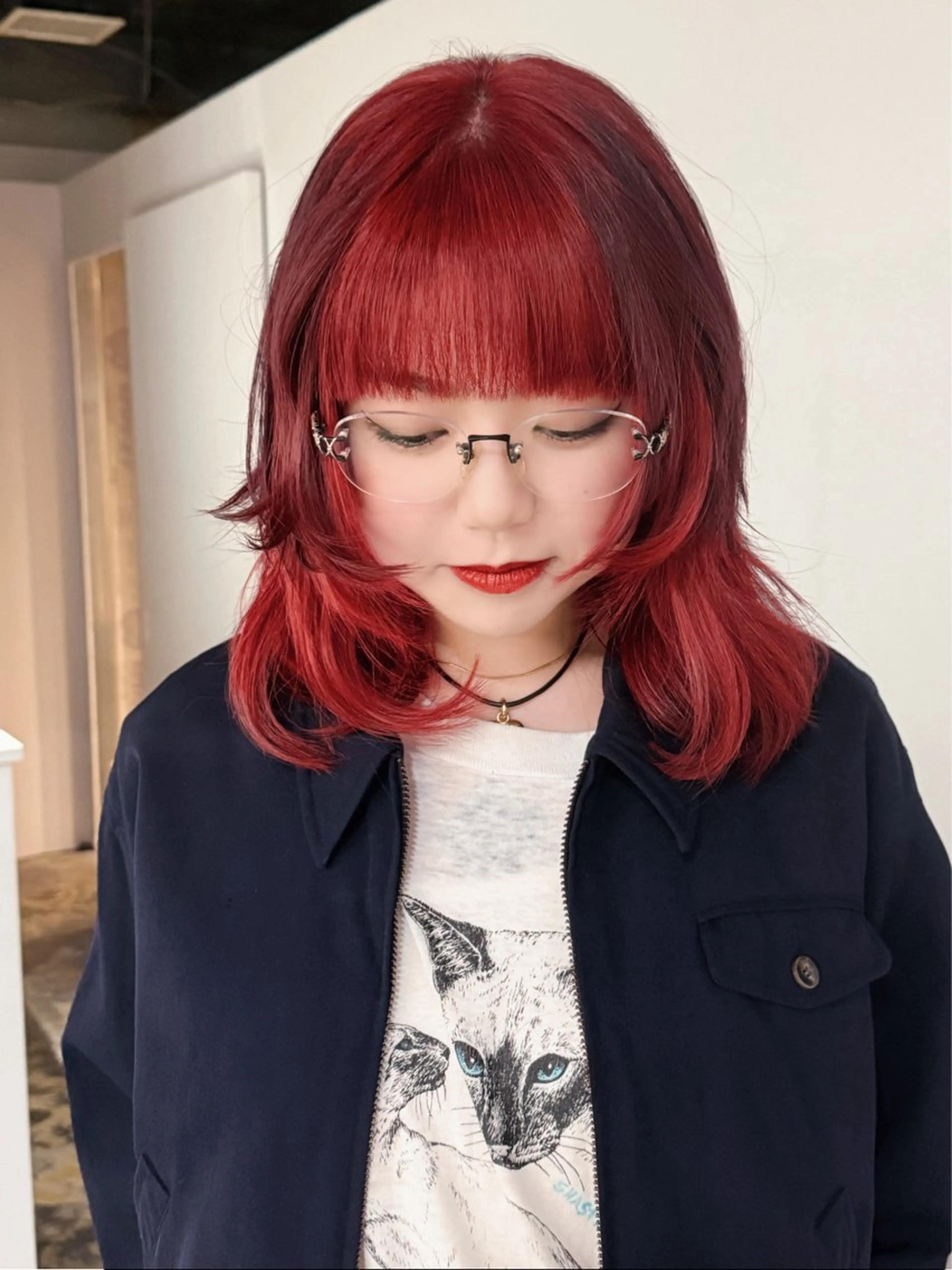 ミディアム カラー レッドカラー カット ヘアカラー BURROW うえみ 寿々のヘアスタイル