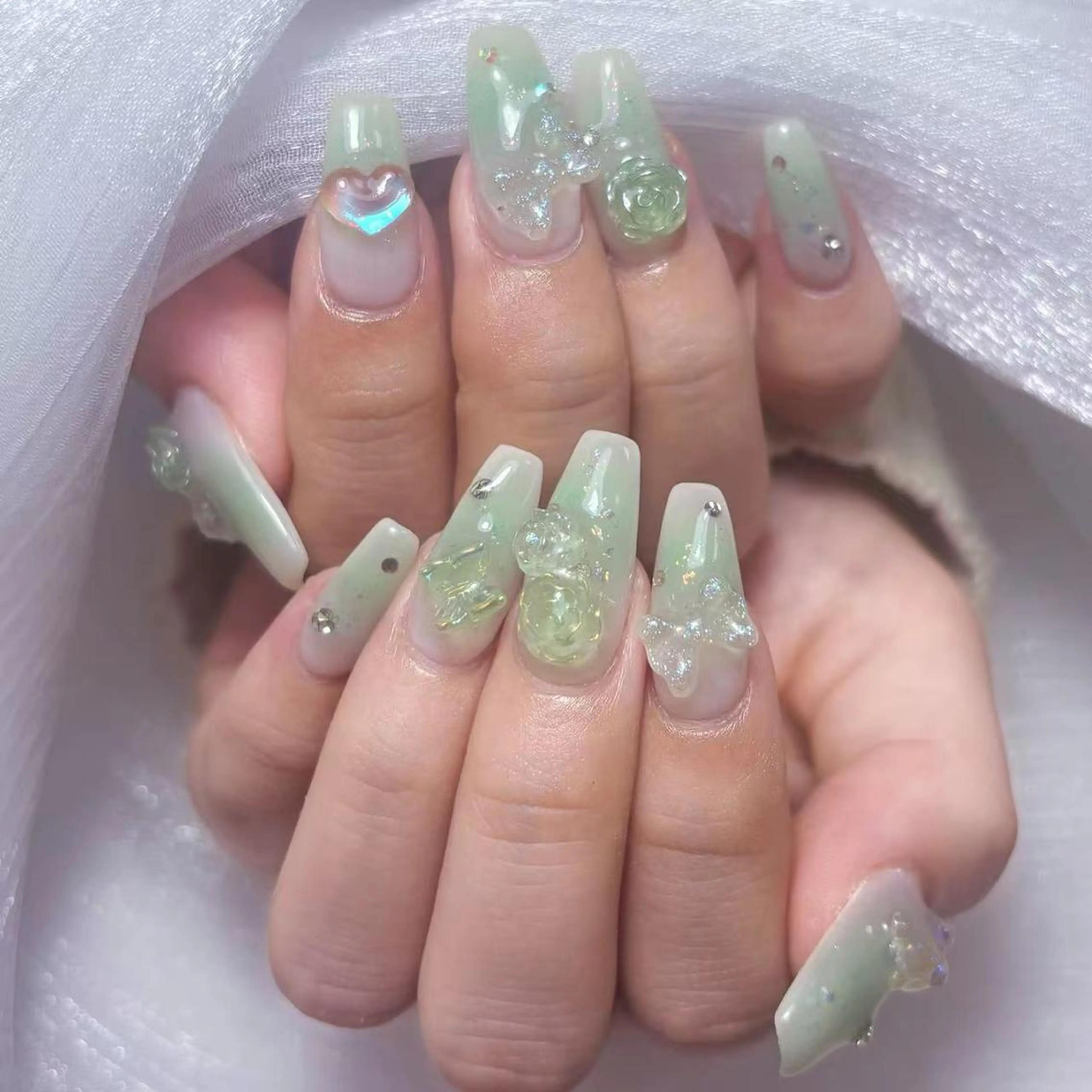 ネイル アートネイル オーロラネイル ガーリー キラキラネイル 韓国ネイル ハンドネイル リナ 💅のネイルデザイン