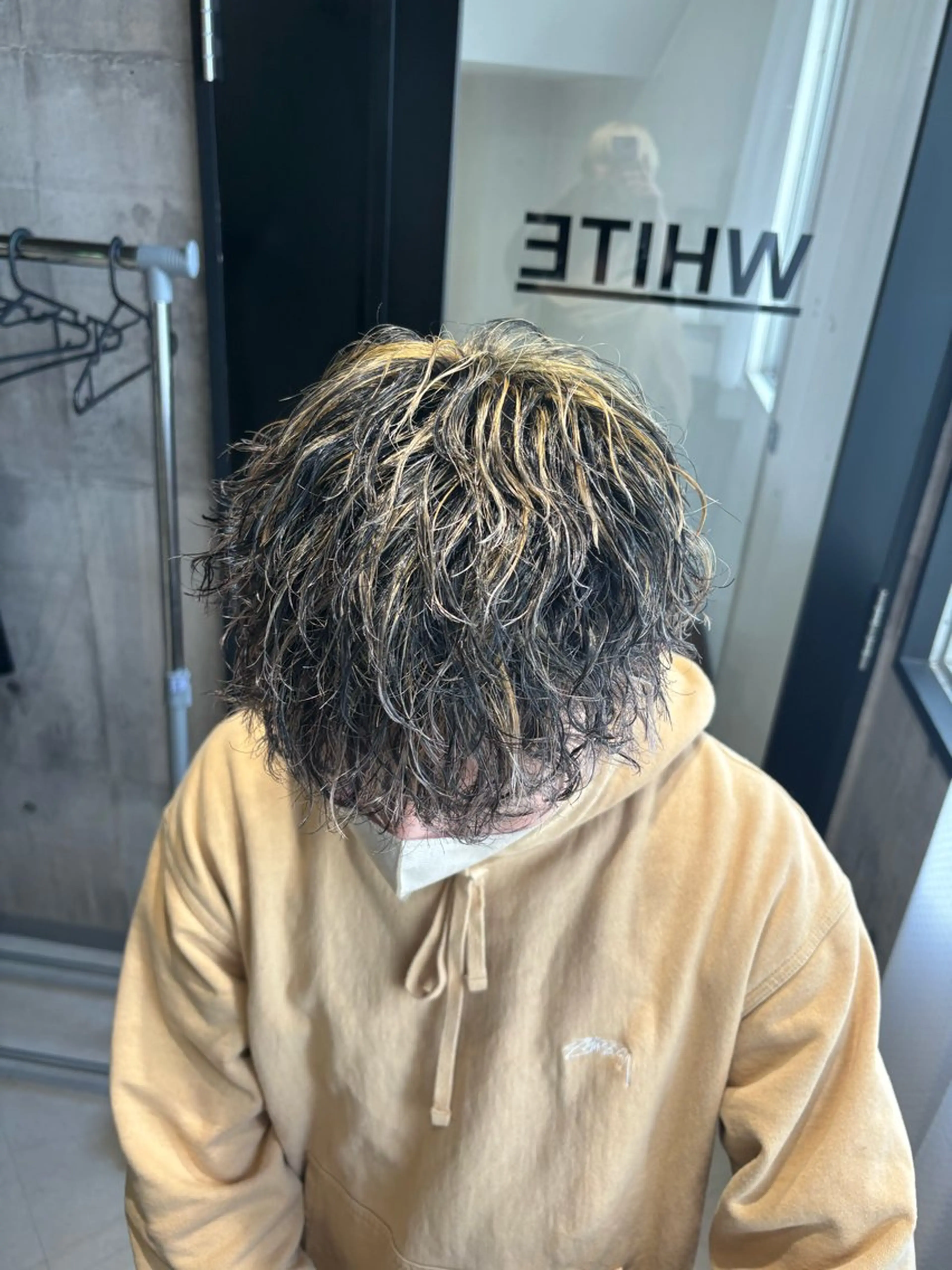 カラー パーマ メンズ メンズハイライト ハイライトカラー _white【京橋店】所属・_WHITE / KENTOのヘアスタイル