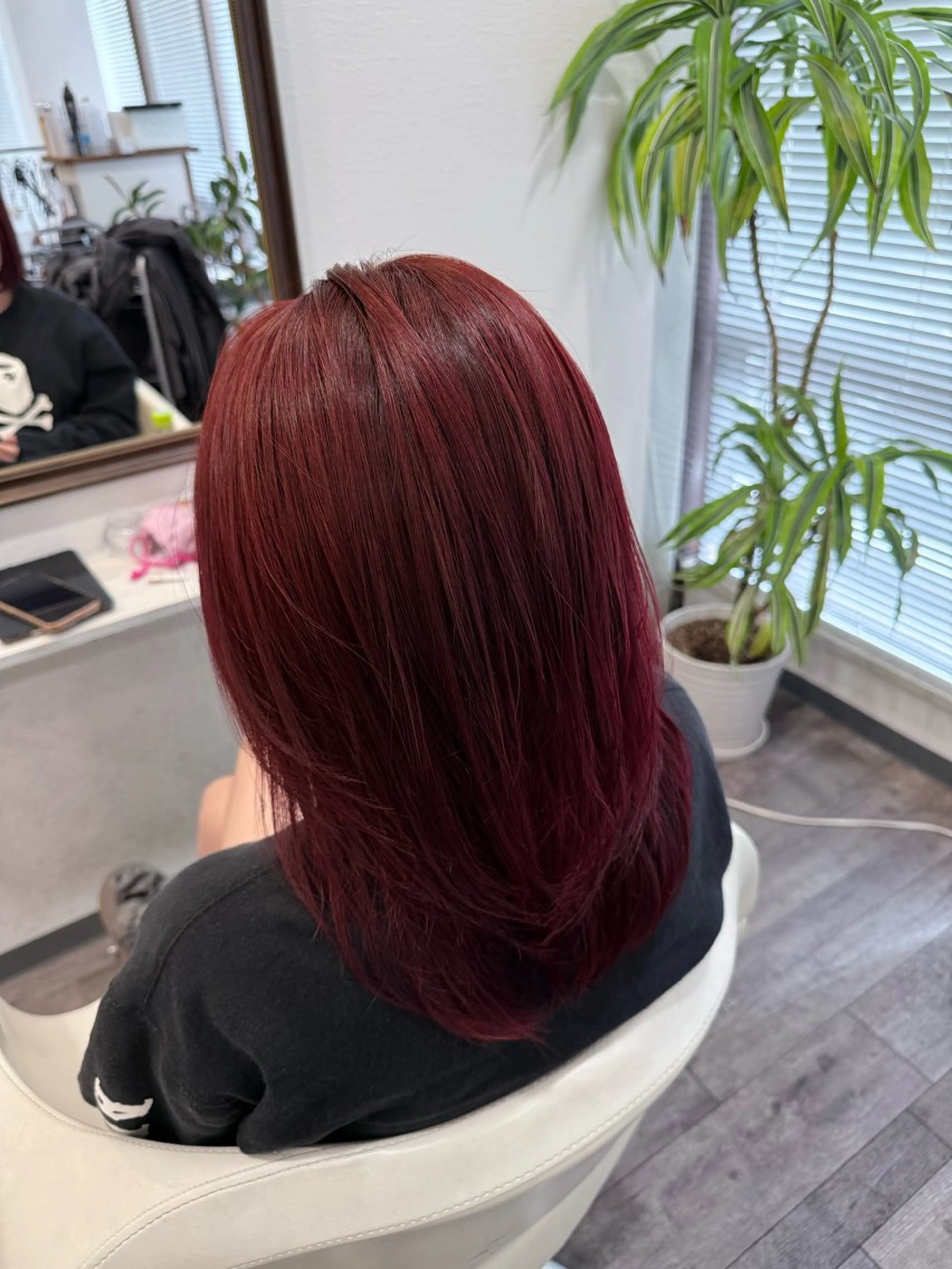 セミロング カラー ブリーチ レッドカラー レイヤーカット 櫟本 来夢のヘアスタイル