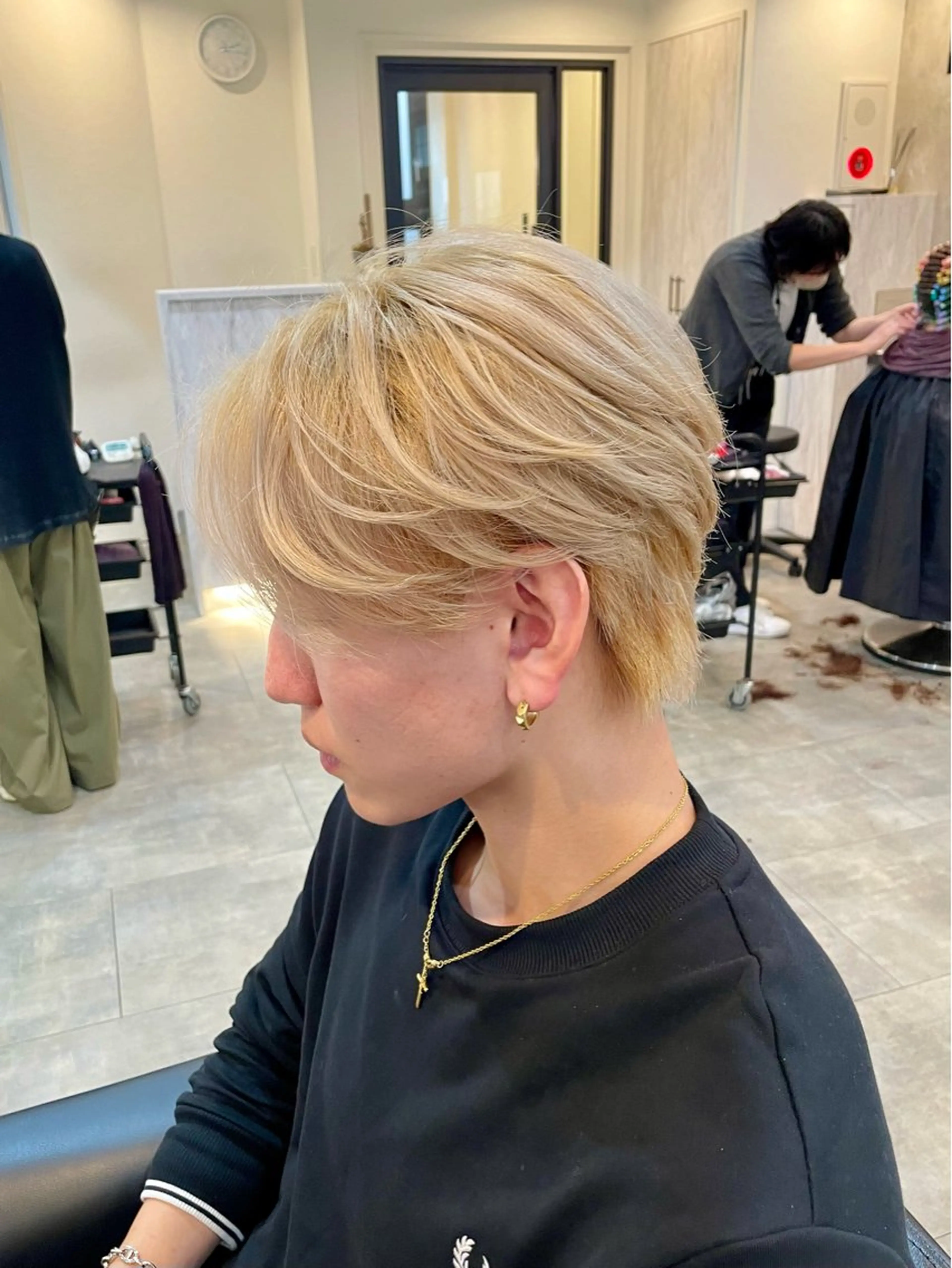 ミディアム カラー メンズ センターパート ベージュカラー ブロンド レイヤーカット ヘアカラー トリートメント ニュアンスカラー🫧 加納のヘアスタイル