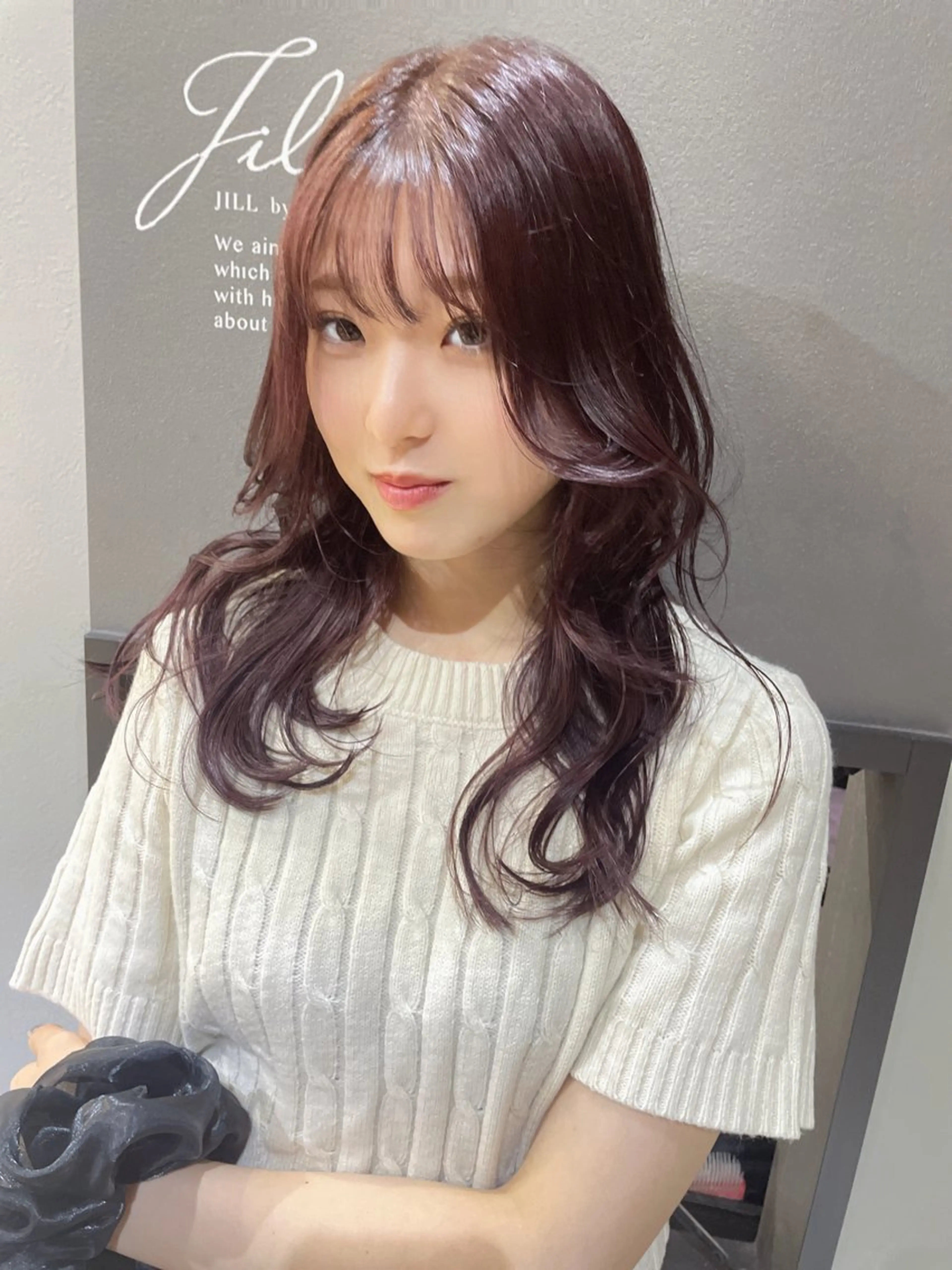 セミロング カラー カシス レッドカラー レイヤーカット AIRI layer cut hairのヘアスタイル